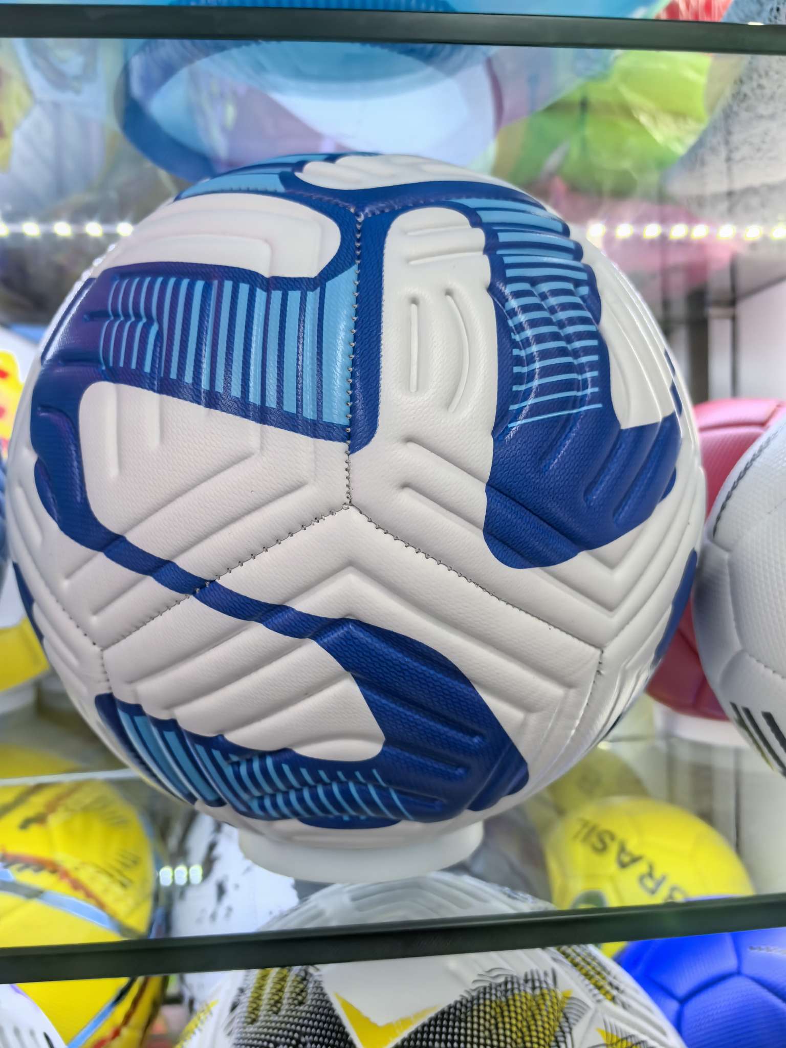 足球 压痕足球细节图