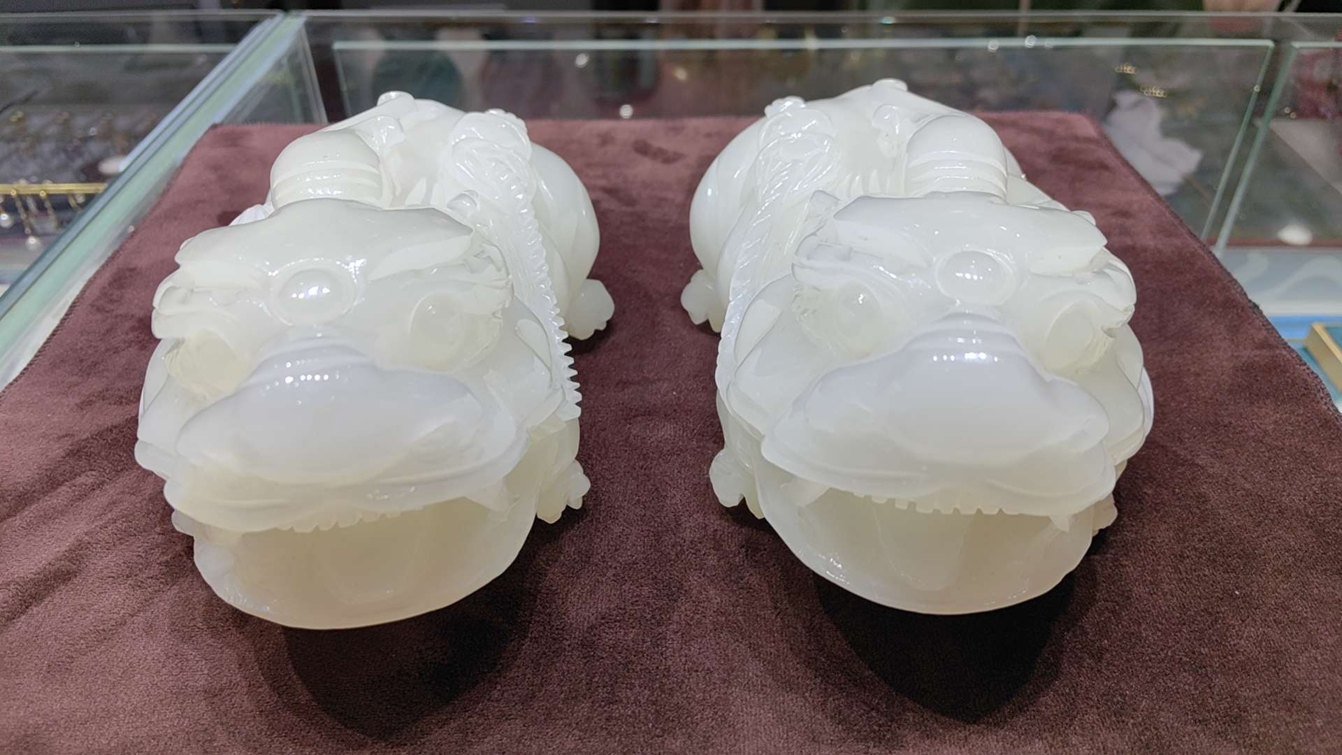 巴基斯坦天然玉石，雕刻一对皮休，形状大气上档次