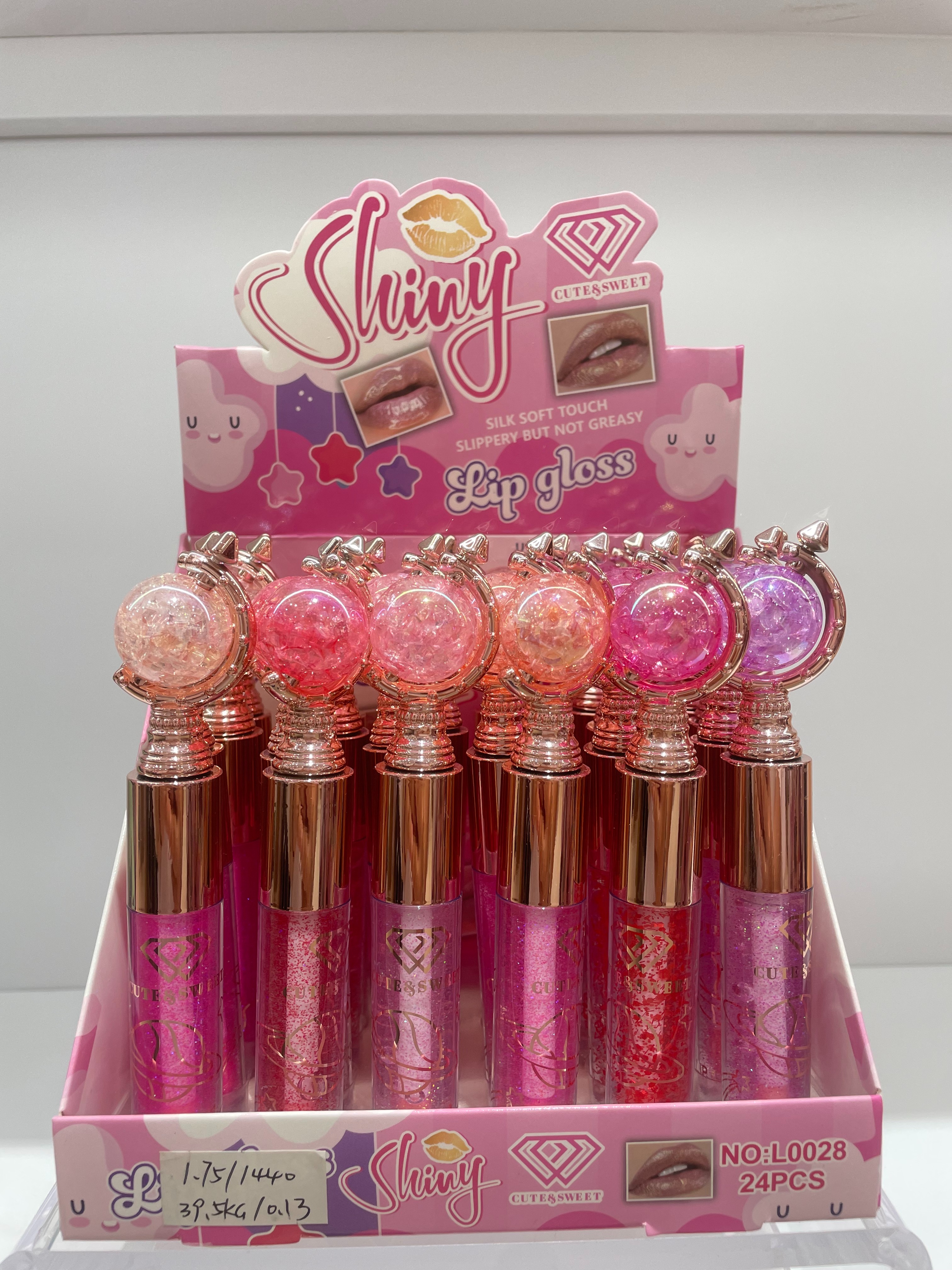 HSM Factory Store lip oil Lip Oil protects and moisturizes the lips, improves dryness, and reduces lip lines. It has a mirror-like luster, is energetic and youthful, and offers the benefit of dry lips