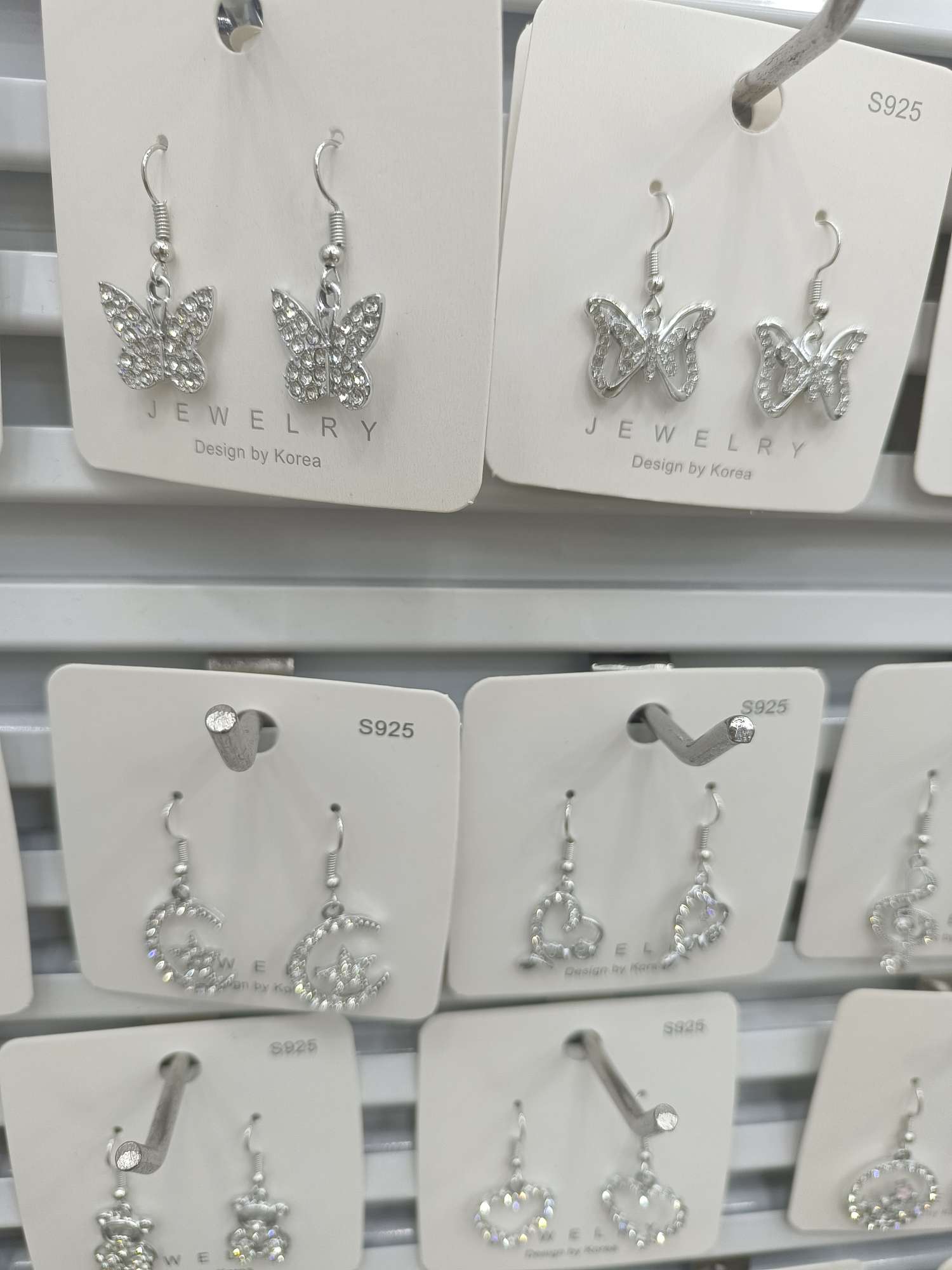 Welded zircon earrings, fashionable and versatile earrings, exquisite accessories, simple design, trendy earrings details Picture