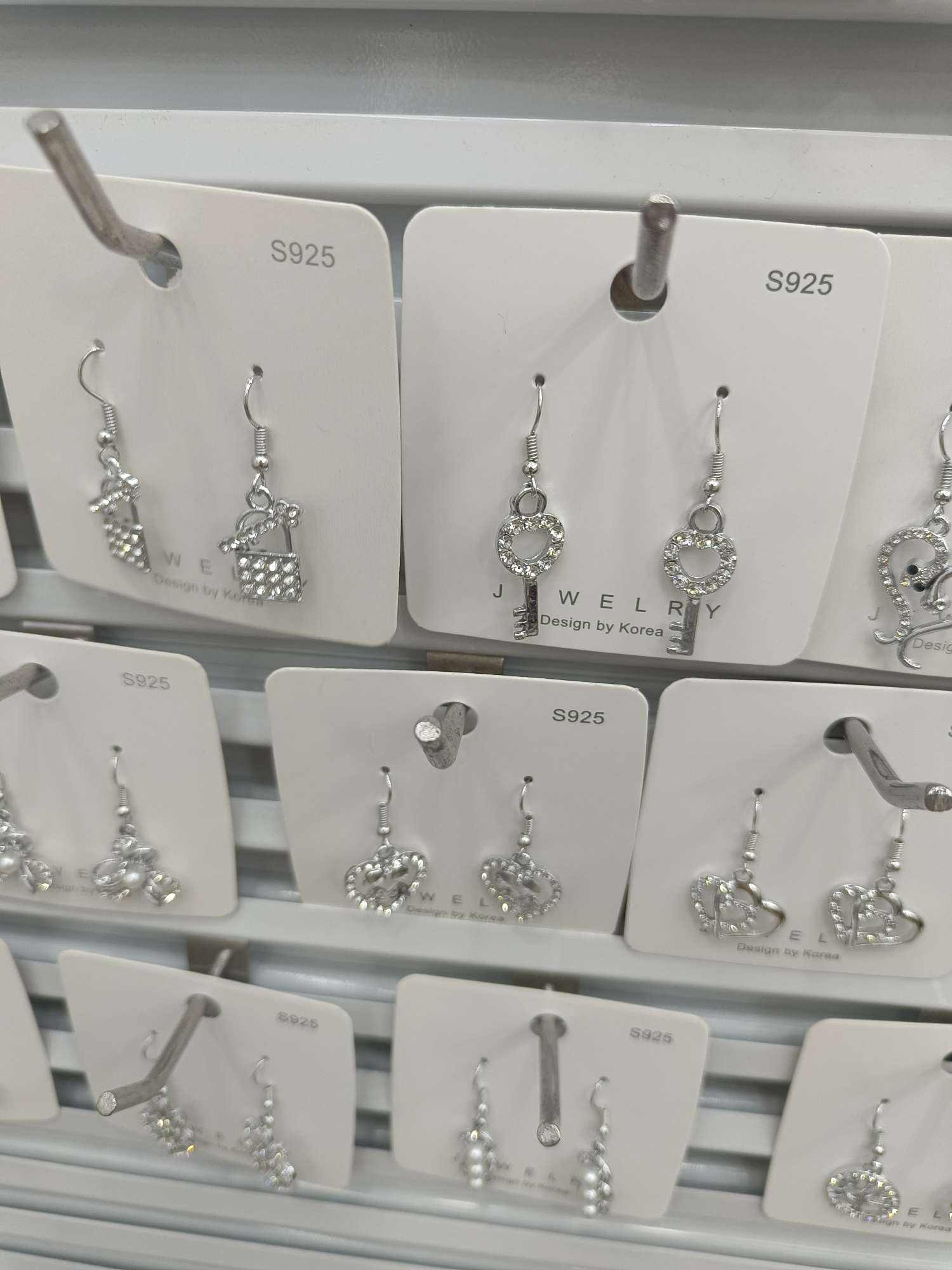 Welded zircon earrings, exquisite earrings, fashionable and versatile accessories, simple design, elegant and refined earrings detail image 2