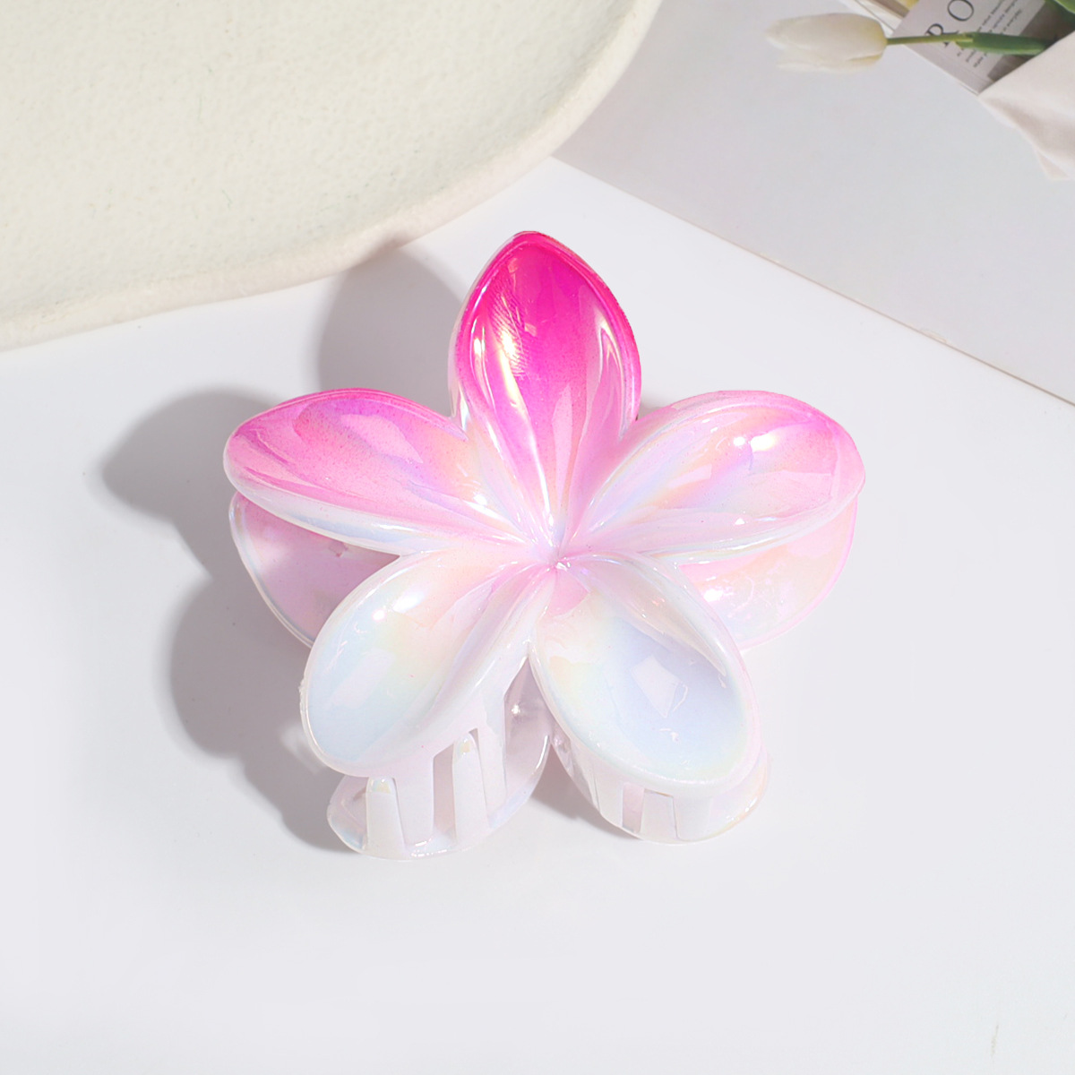 8CM流行鸡蛋花，双色UV电镀，实用鲨鱼夹，琳琳饰品新款上市发箍发箍发箍白底实物图