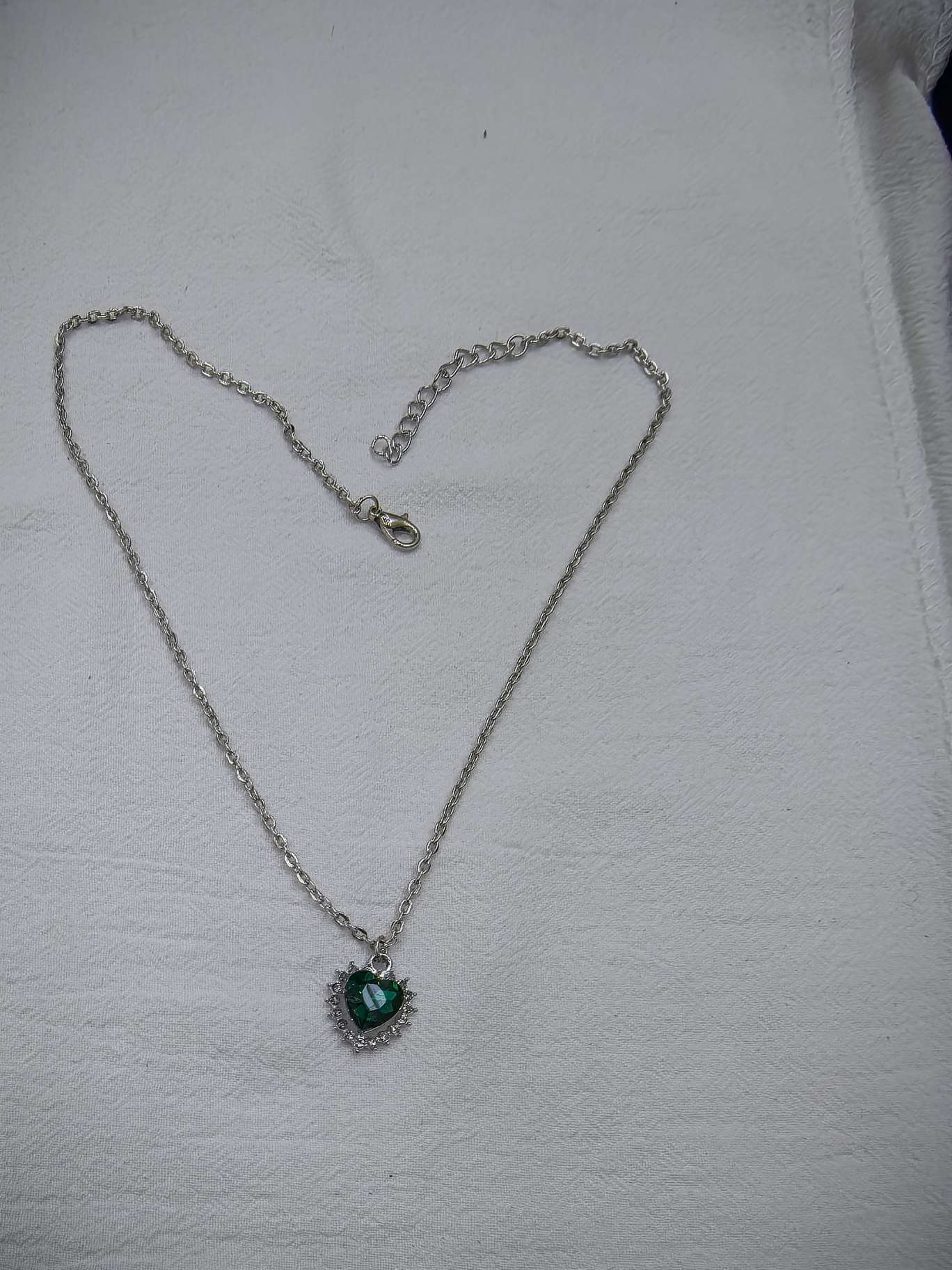 银色几何桃心
吊坠项链女新款轻奢小众简约高级感锁骨链时尚毛衣链配饰