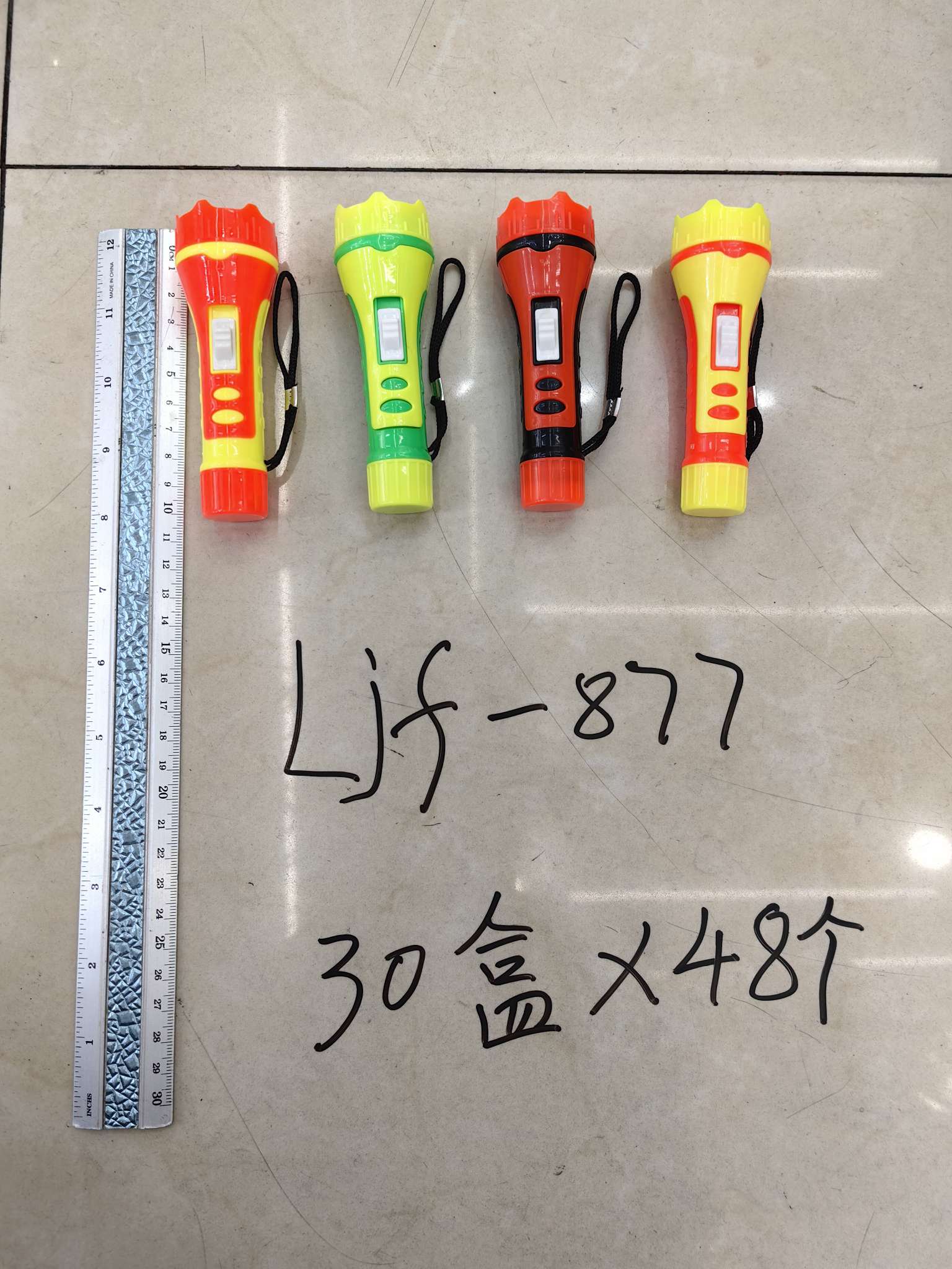 户外家用 便携大号9.8cm手电筒 塑料LED强光手电筒 新款发光手电细节图