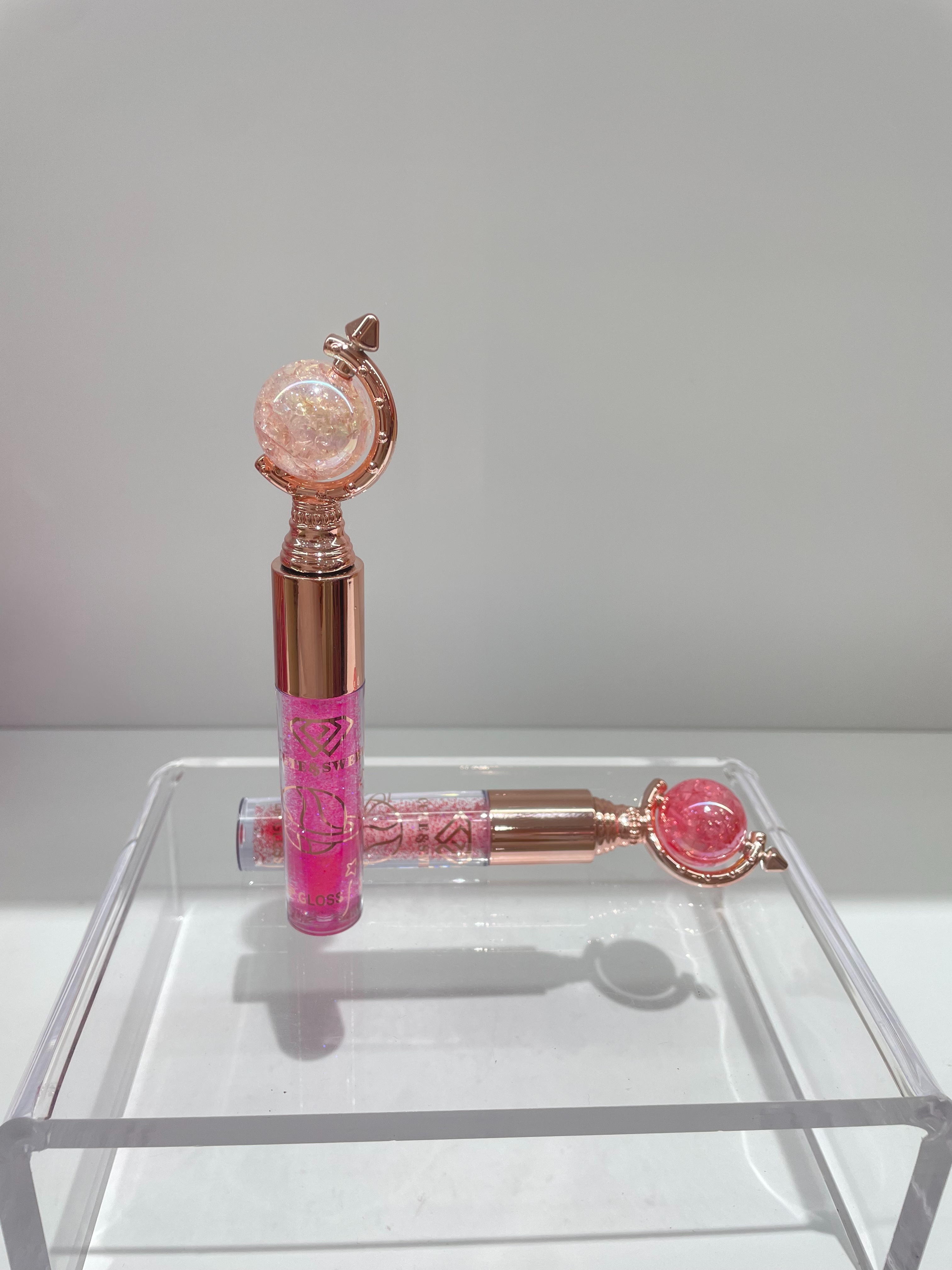 HSM Factory Store lip oil Lip Oil protects and moisturizes the lips, improves dryness, and reduces lip lines. It has a mirror-like luster, is energetic and youthful, and offers the benefit of dry lips Application Scenario