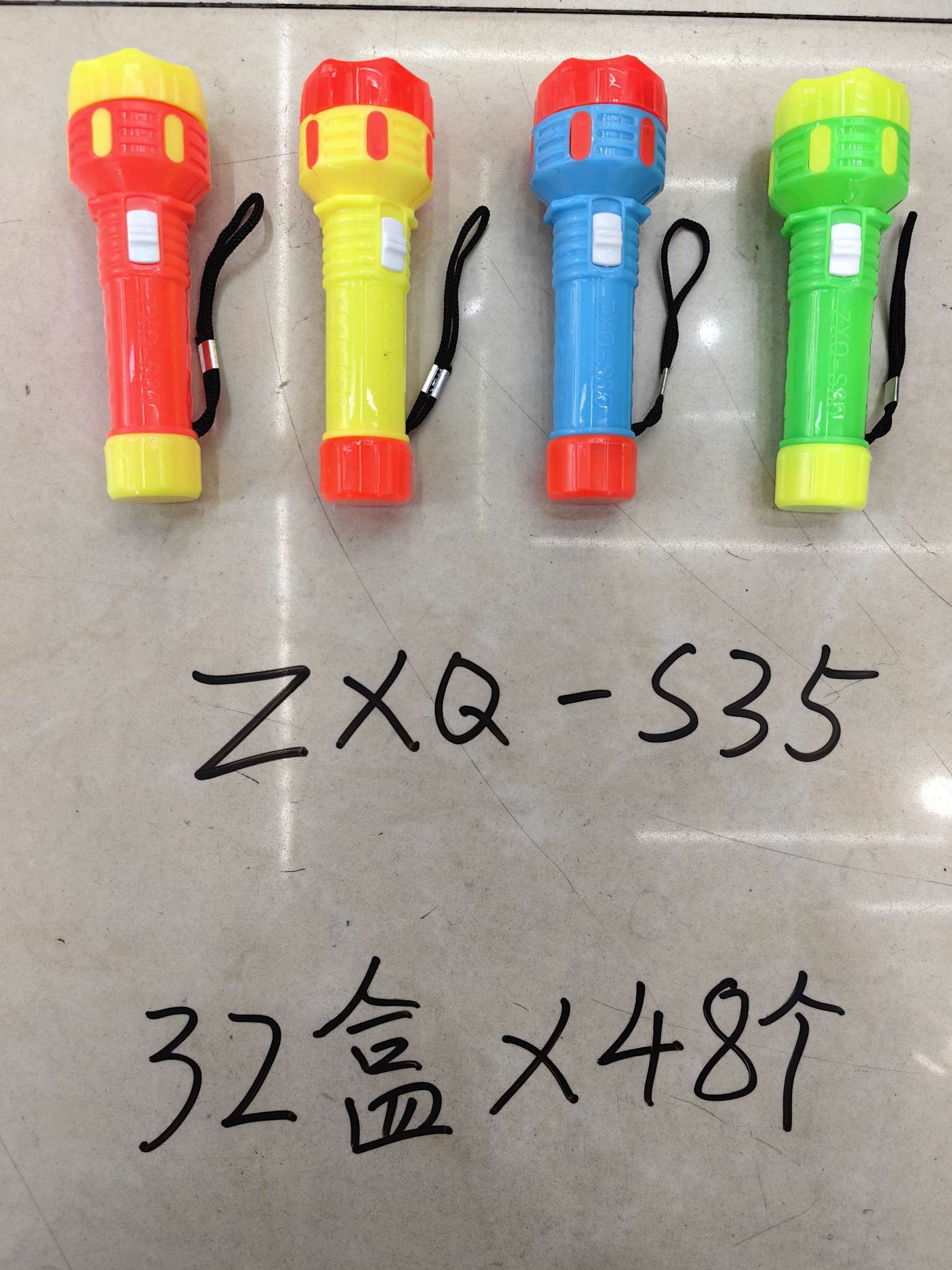 户外家用 便携大号9.8cm手电筒 塑料LED强光手电筒 新款发光手电白底实物图