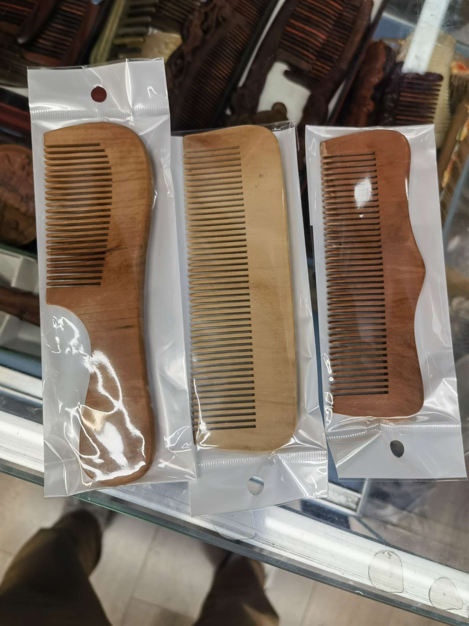 桃木梨木杏木梳便宜杂木梳9元店超市出口外贸热销可定制刻字刻花细节图