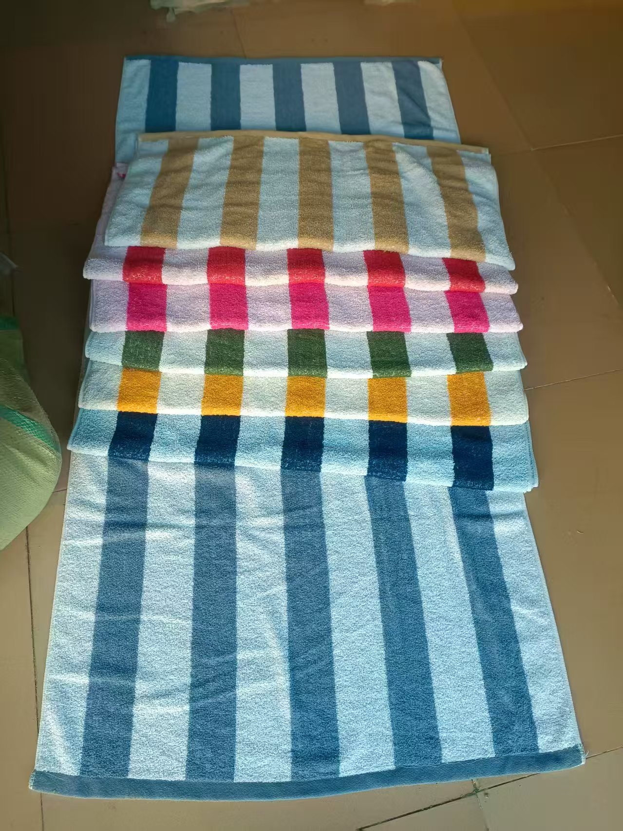 50-70 مناشف صغيرة ملونة