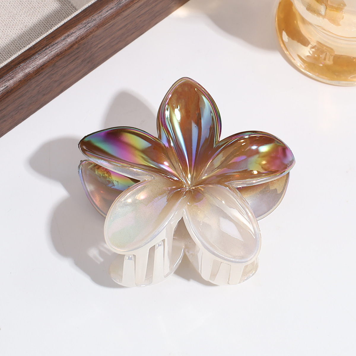 8CM流行鸡蛋花，双色UV电镀，实用鲨鱼夹，琳琳饰品新款上市发箍发箍发箍细节图