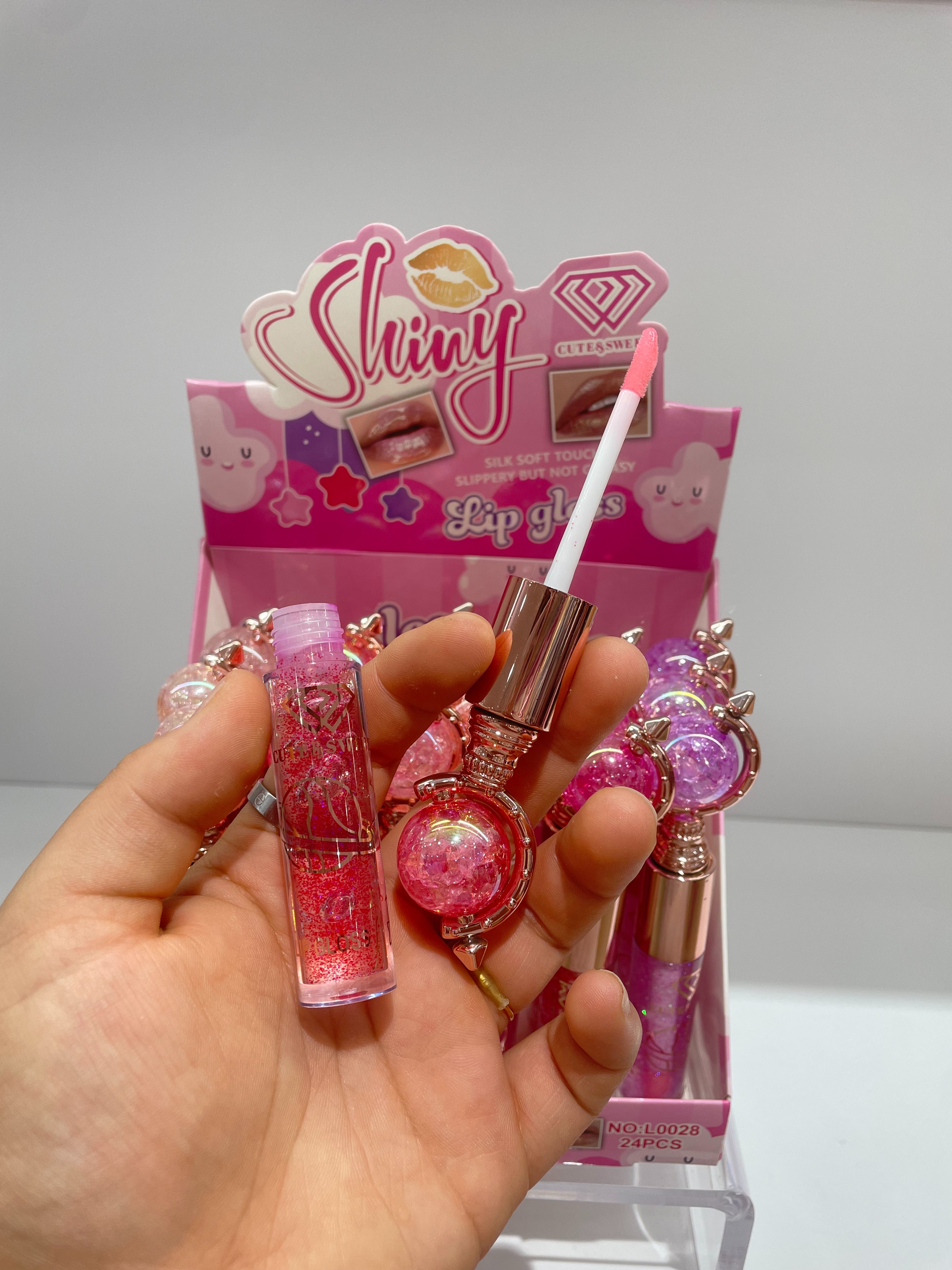 HSM Factory Store lip oil Lip Oil protects and moisturizes the lips, improves dryness, and reduces lip lines. It has a mirror-like luster, is energetic and youthful, and offers the benefit of dry lips Specification image