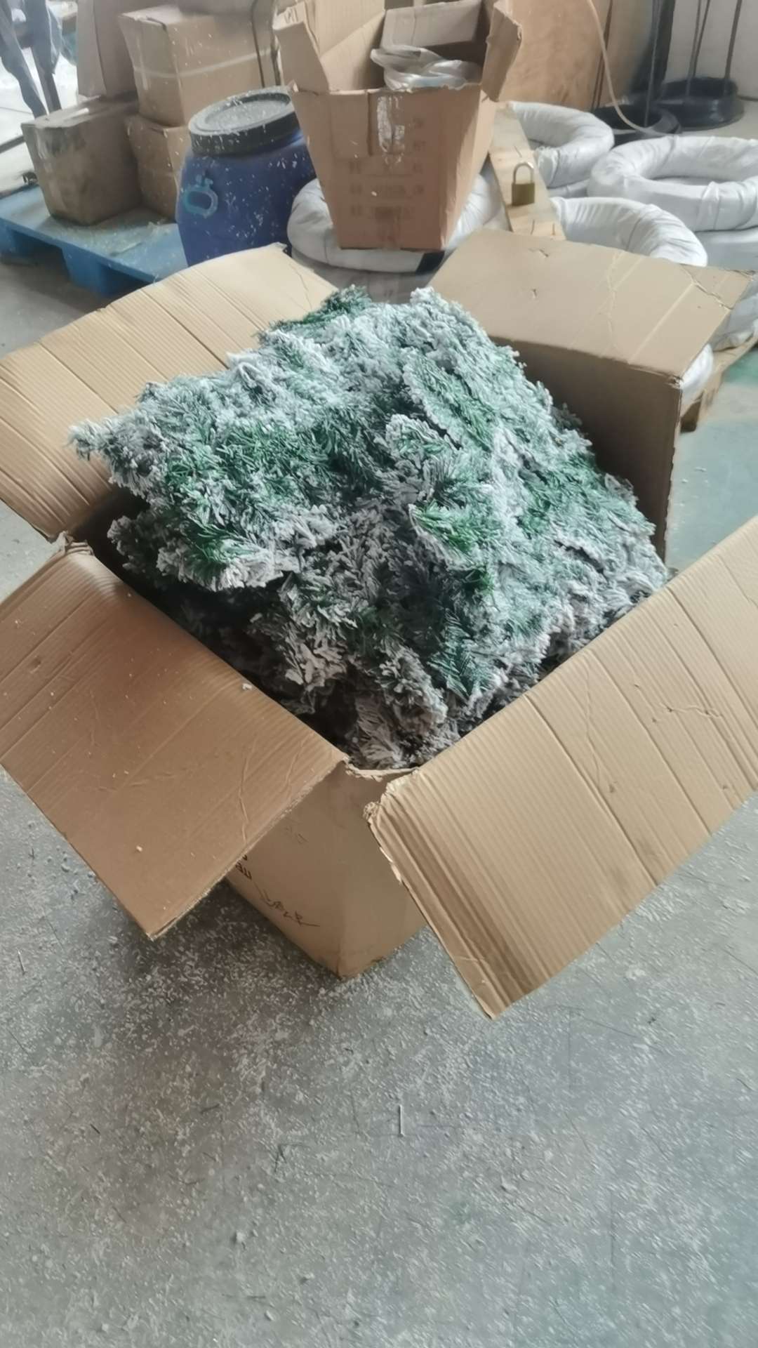 本厂家直销各种规格圣诞树，PE混合树，松针树，雪花树，花环，藤条等等系列详情图5