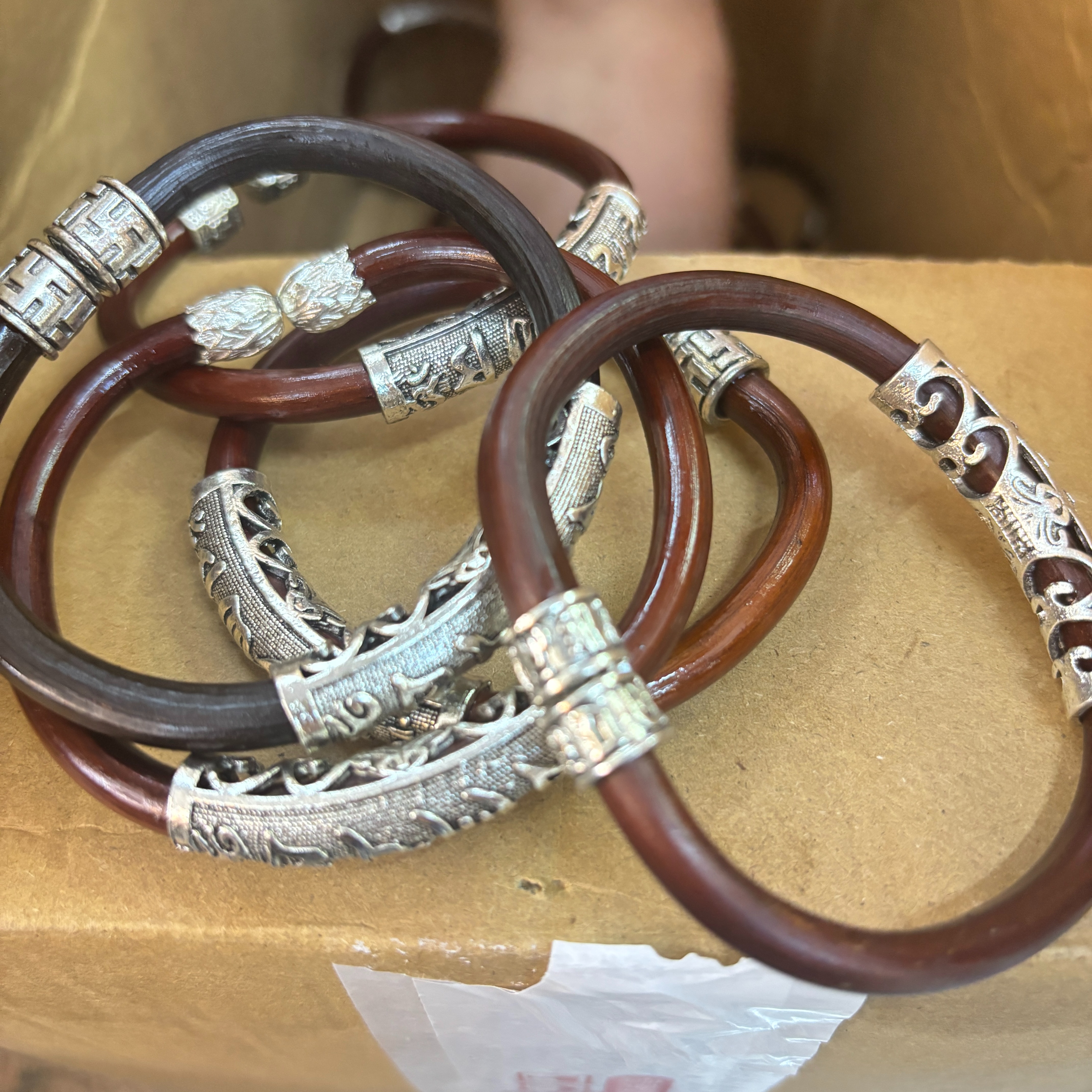 Wholesale of genuine Xizang chicken blood vine bracelets for women, original vine fine, knot-free couple style bracelet chains and jewelry bracelets