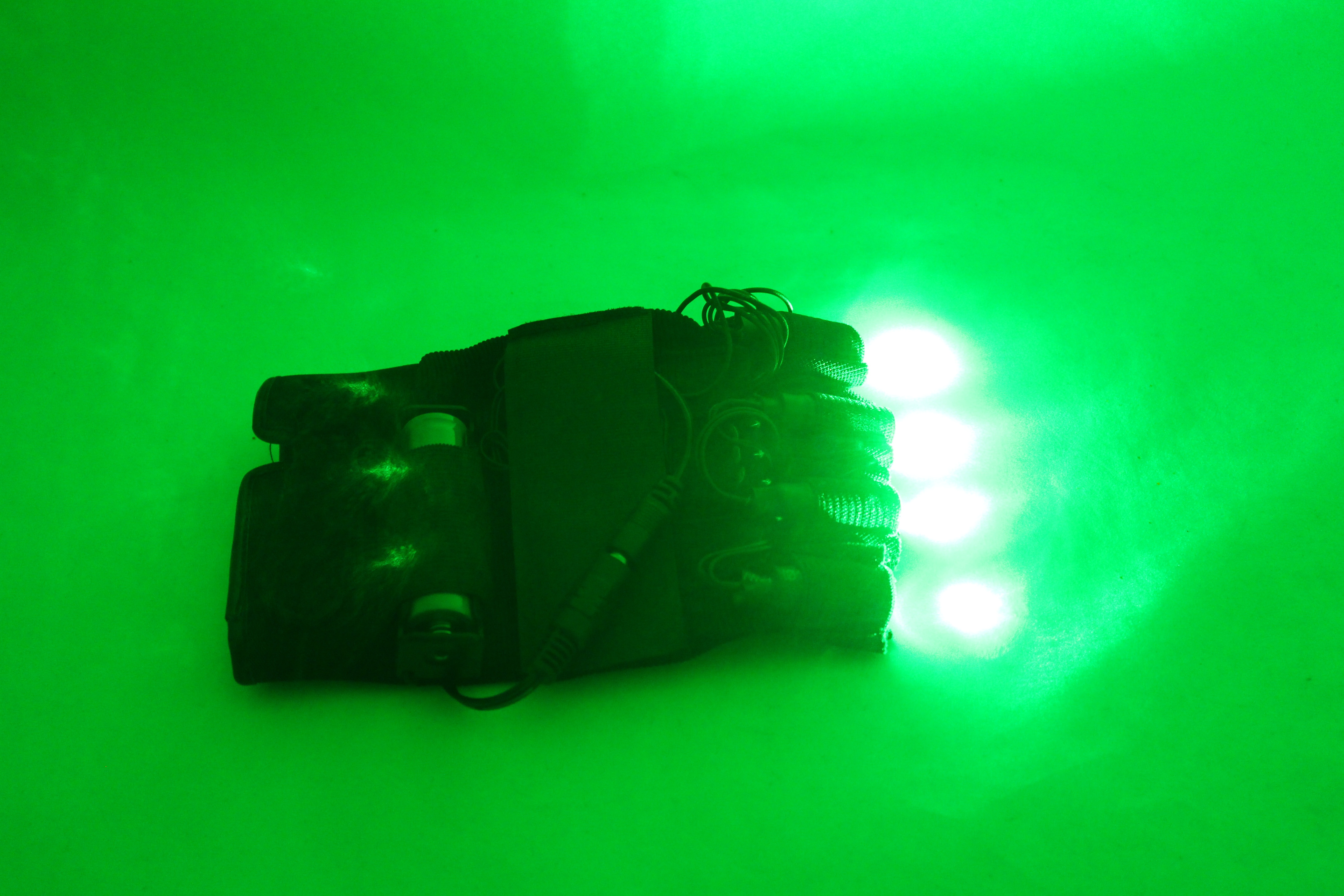 Factory direct sales of new laser gloves, luminous wearable clothing, radiating to bars, stages, nightclubs, performances, luminous props, gloves and laser men and women Application Scenario