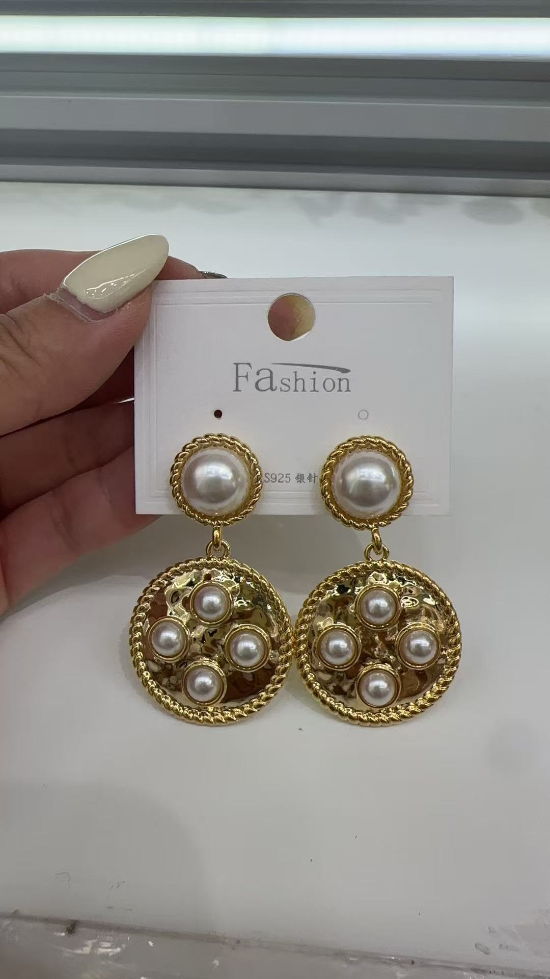 复古法式珍珠吊坠金属质感圆形耳针气质小众设计优雅蚊香盘耳夹女925银针产品图