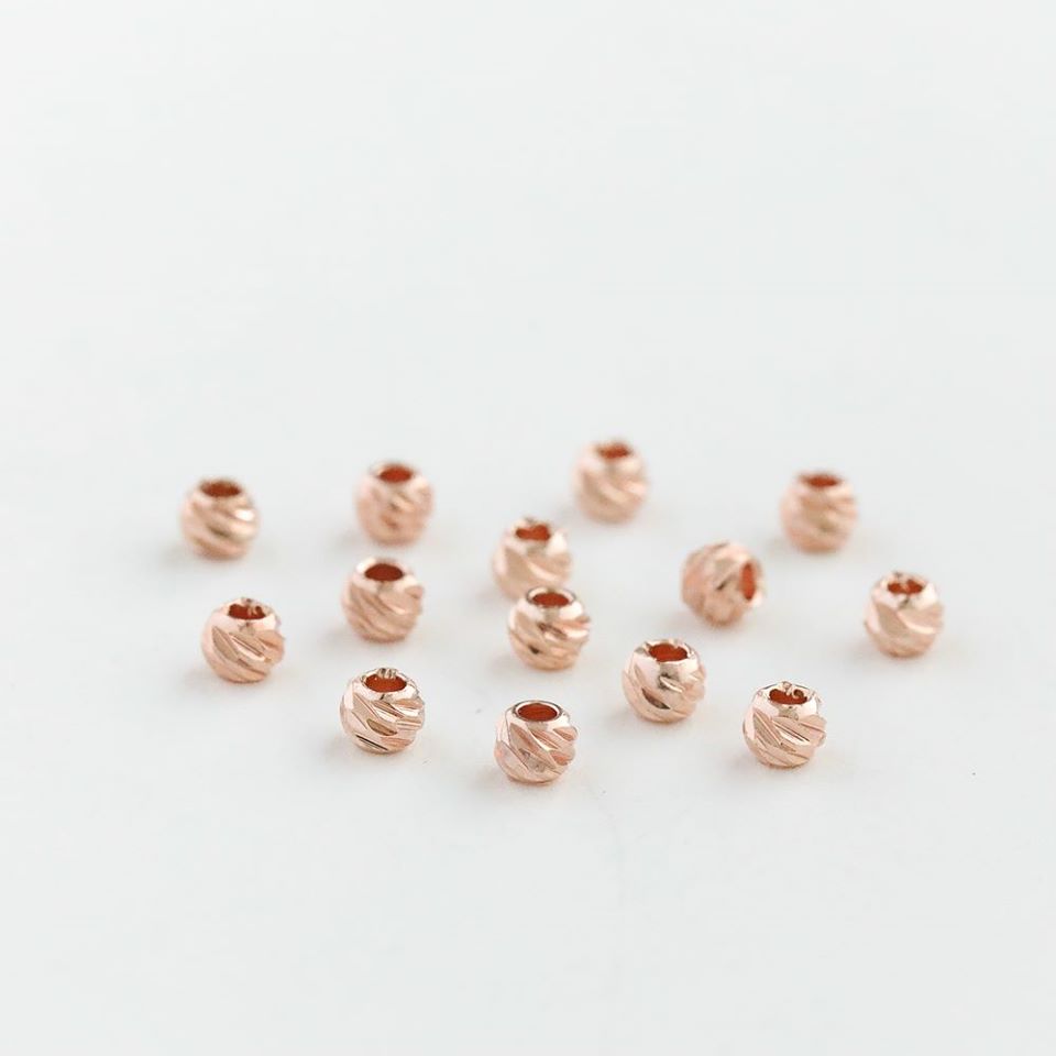 18K color-preserving horizontal cut beads, copper beads, round beads, DIY handcrafted beaded bracelet and necklace accessories Application Scenario