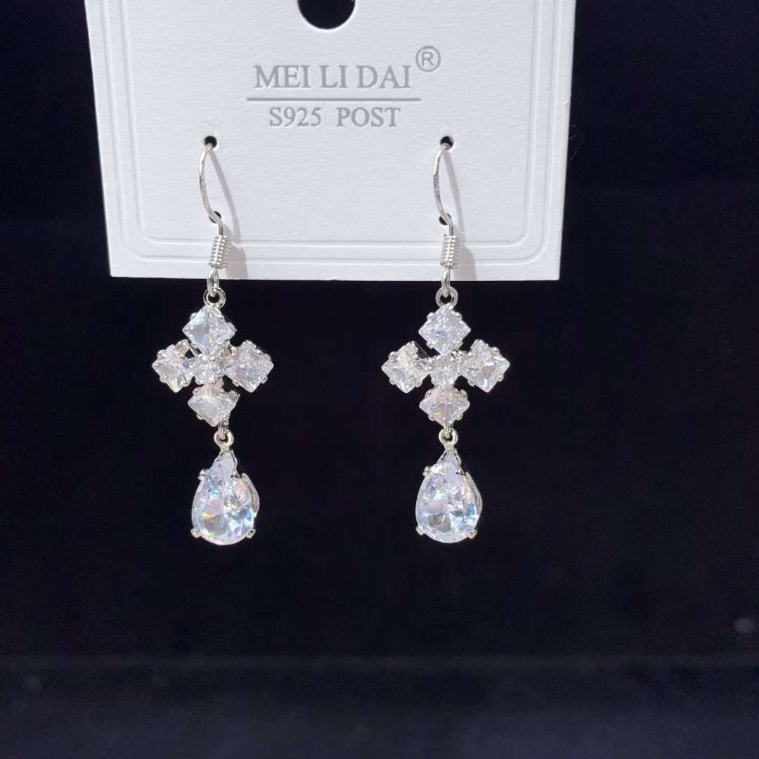 烧焊锆石耳环 精致耳饰 时尚饰品 女士气质耳环 简约百搭设计白底实物图