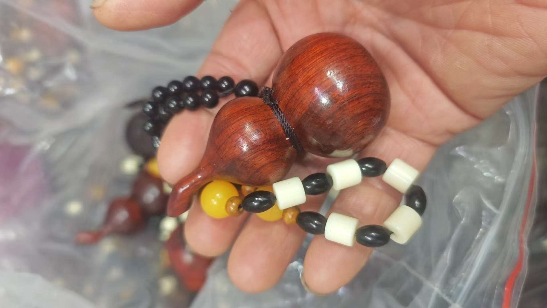 紫檩木雕刻葫芦，观音，如意，把把壶，貉䝗，文玩文玩手把件。文玩。任意把玩。采用天然紫檩木精心雕刻而成，把玩时间越久越光亮