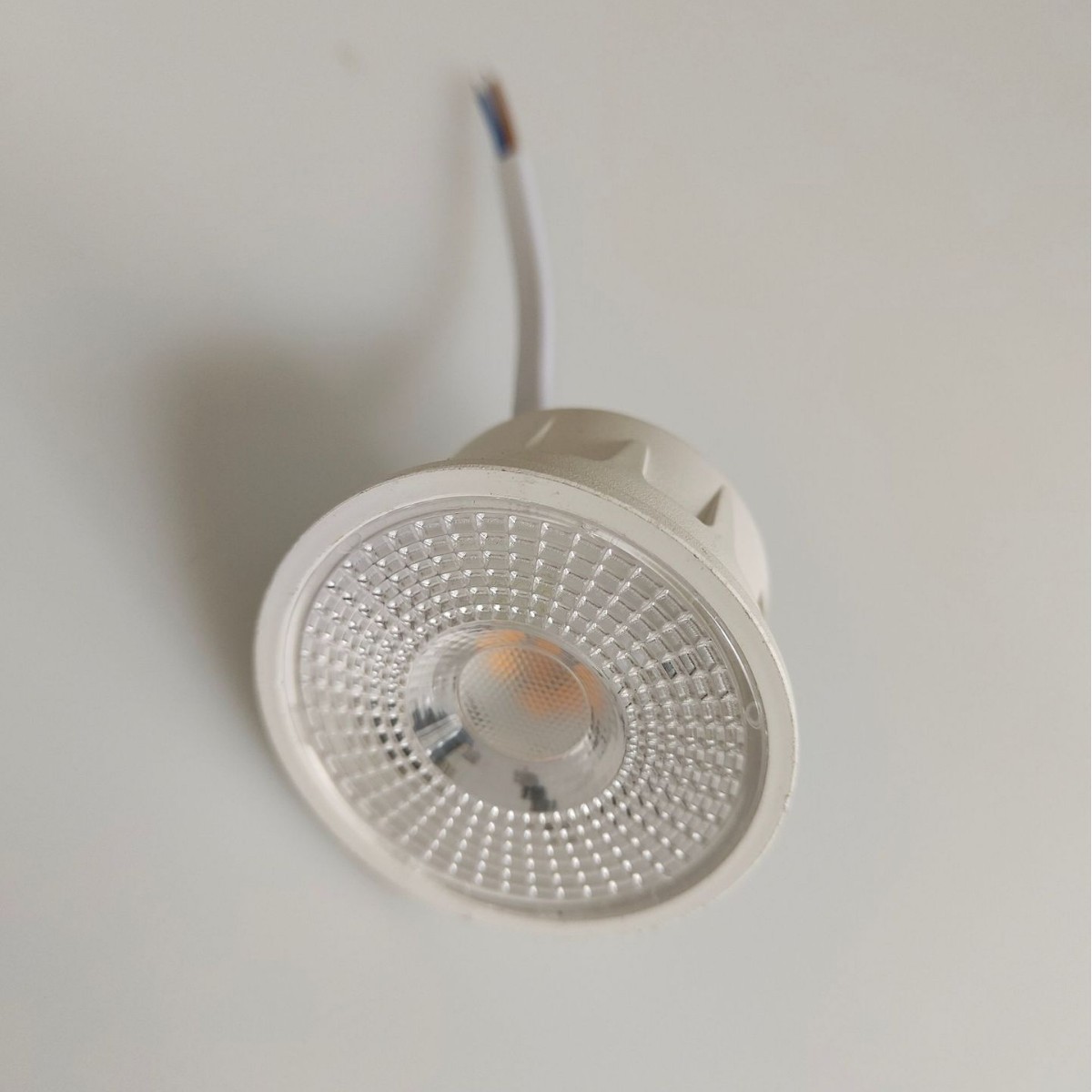 The new 7W wide-voltage, flicker-free, plastic-coated aluminum lamp cup, and pin-free small LED spotlight are suitable for use in shopping malls Specification image