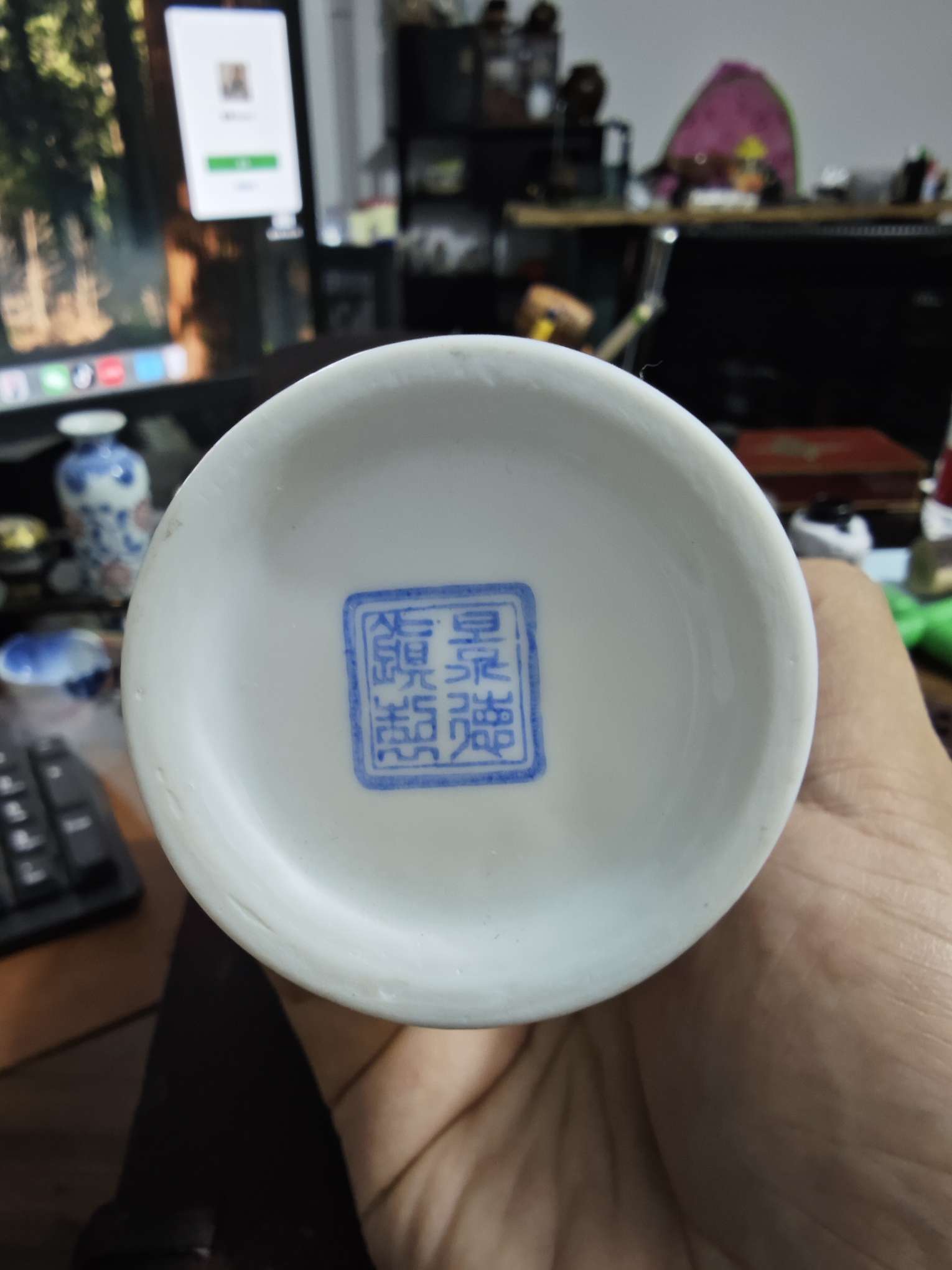 A thin-walled eggshell porcelain landscape vase from Jingdezhen in the 1980s Specification image