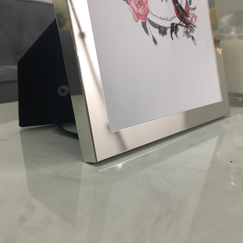 Yiwu Dawei DW-12501 modern, simple, exquisite and classic metal photo frame Item Picture