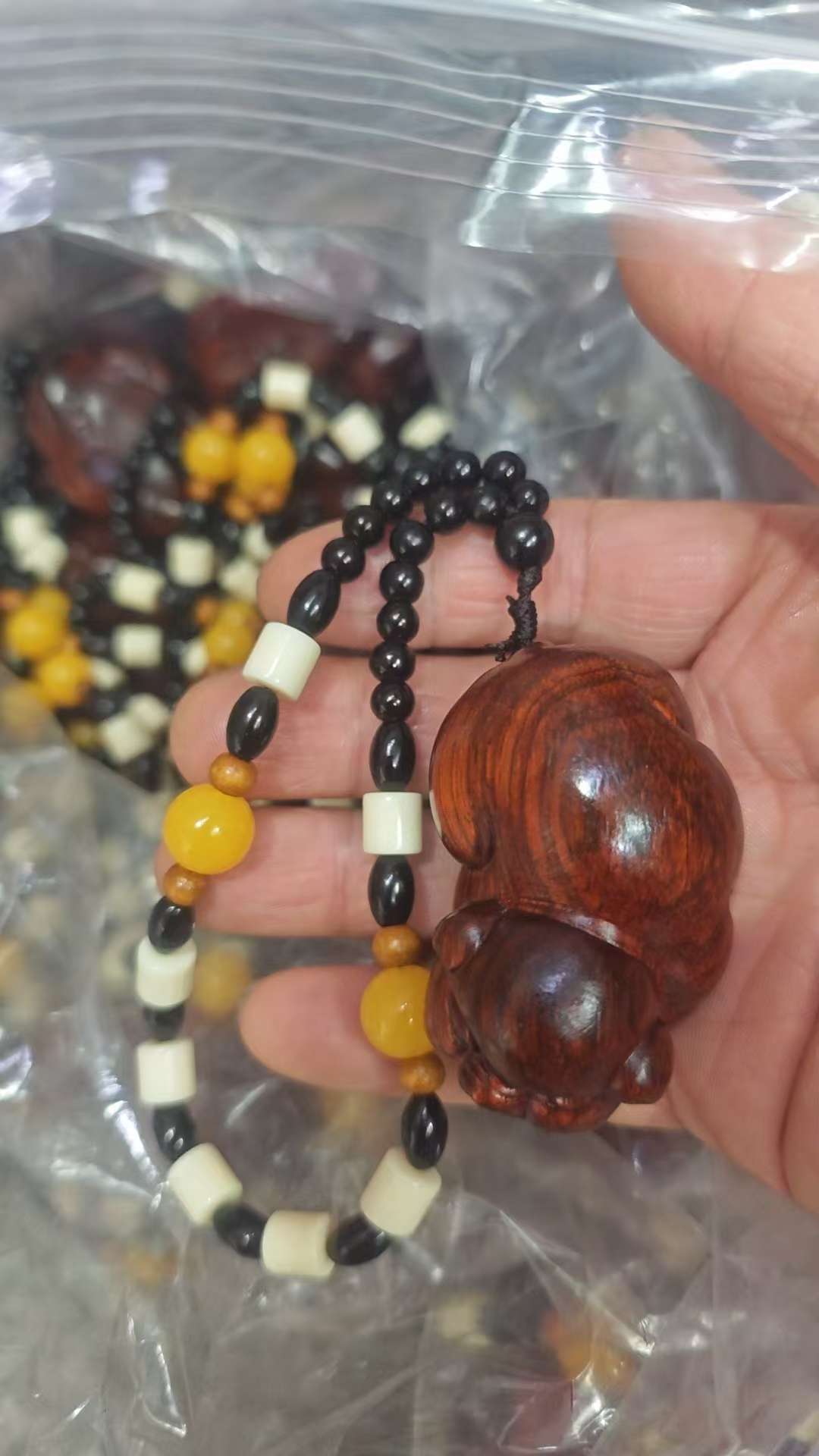 紫檩木雕刻葫芦，观音，如意，把把壶，貉䝗，文玩文玩手把件。文玩。任意把玩。采用天然紫檩木精心雕刻而成，把玩时间越久越光亮白底实物图