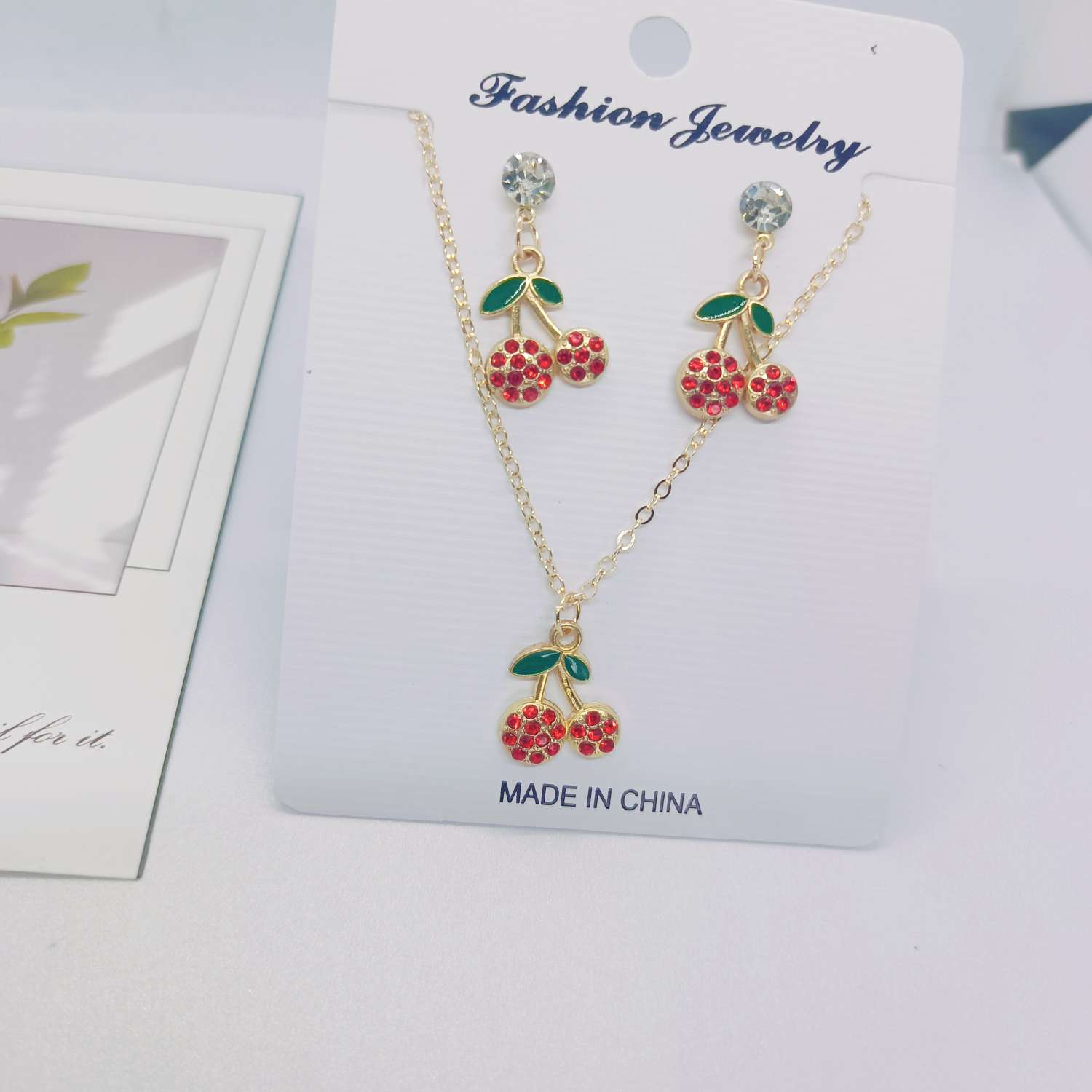 A set of fresh and sweet cherry earrings and necklaces from Amazon, a popular cross-border bestseller in Europe and America. The fruits are simple and fashionable, with oil drops and diamonds. Wholesale from the manufacturer Application Scenario