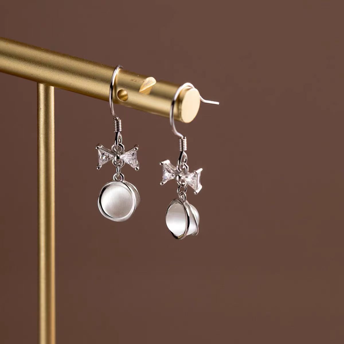 Xuhui brand Japanese and Korean small cat's eye stone earrings, ins style, high appearance level, zircon micro-inlaid bow ear hook earrings details Picture
