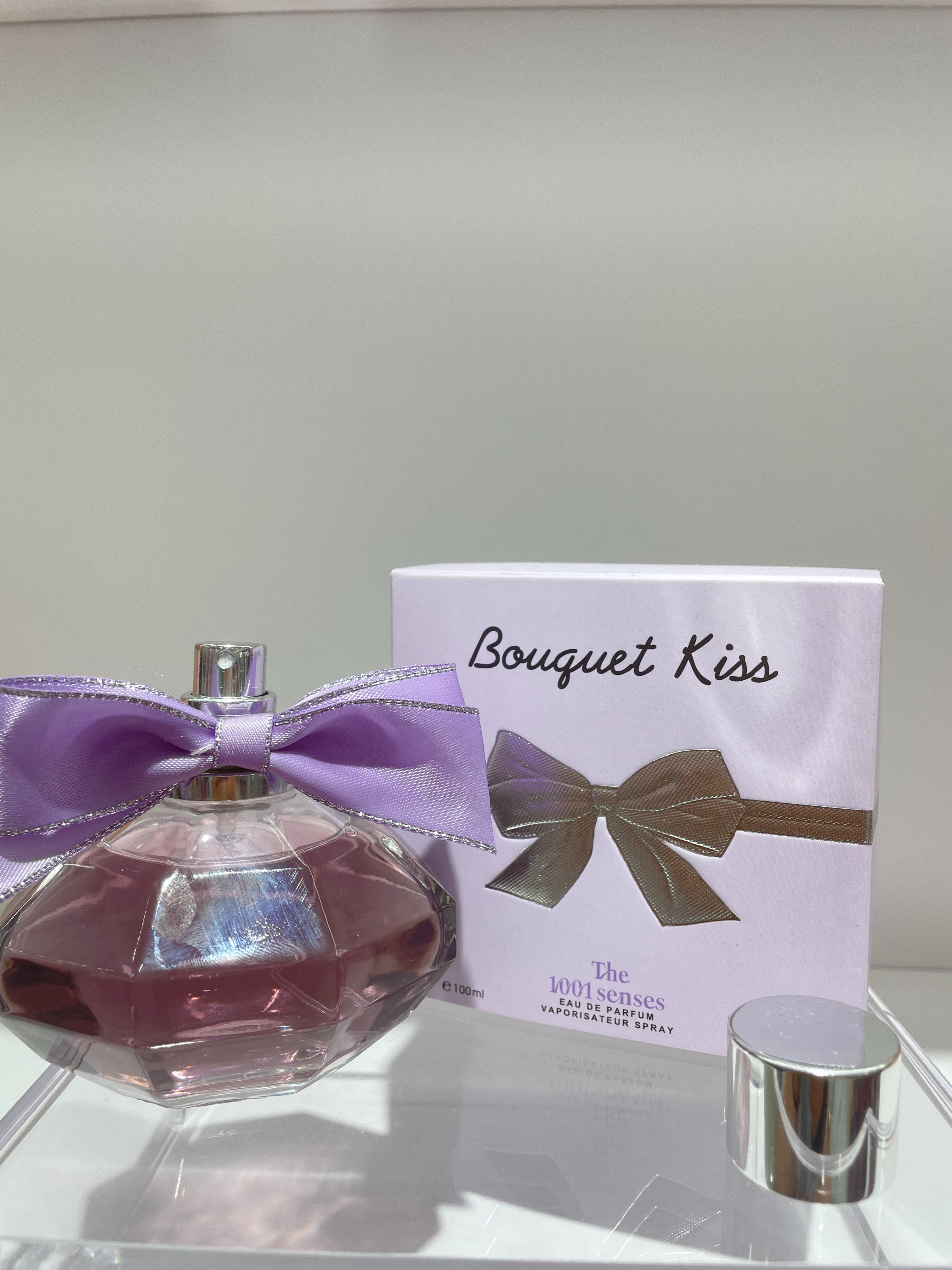 كل طعم من طعم Perfumes Buquet Kiss Buquet Kiss Booket Kiss بقبلة الانفجارات العابرة للحدود 100ML هي قصة فريدة Item Picture