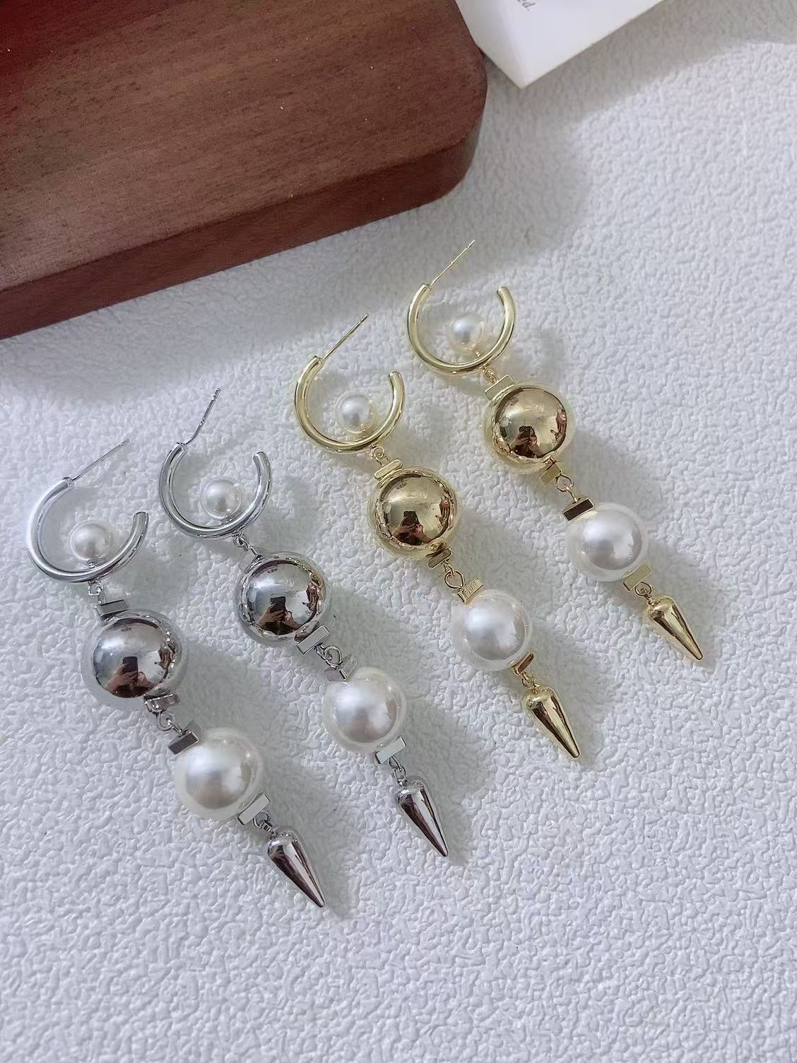 烧焊锆石耳环 时尚简约耳饰 个性百搭饰品 精致设计潮流耳环图