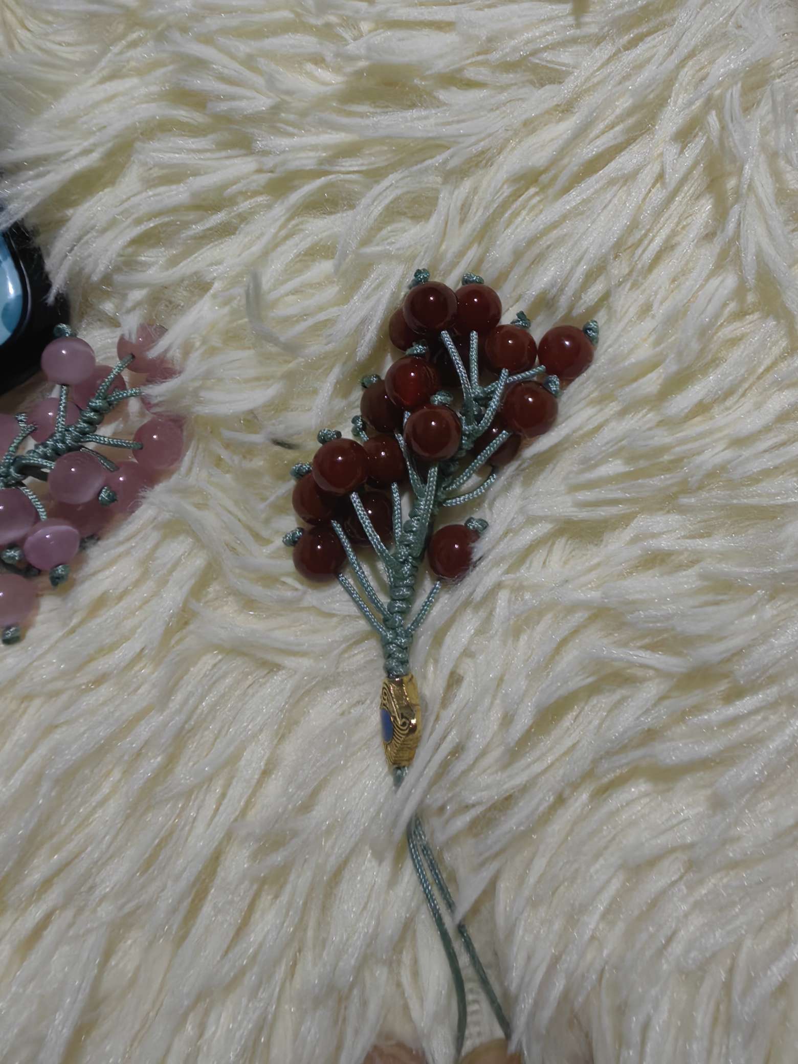 红玛瑙葡萄手机链，粉色猫眼石葡萄手机链，包挂多功能用处