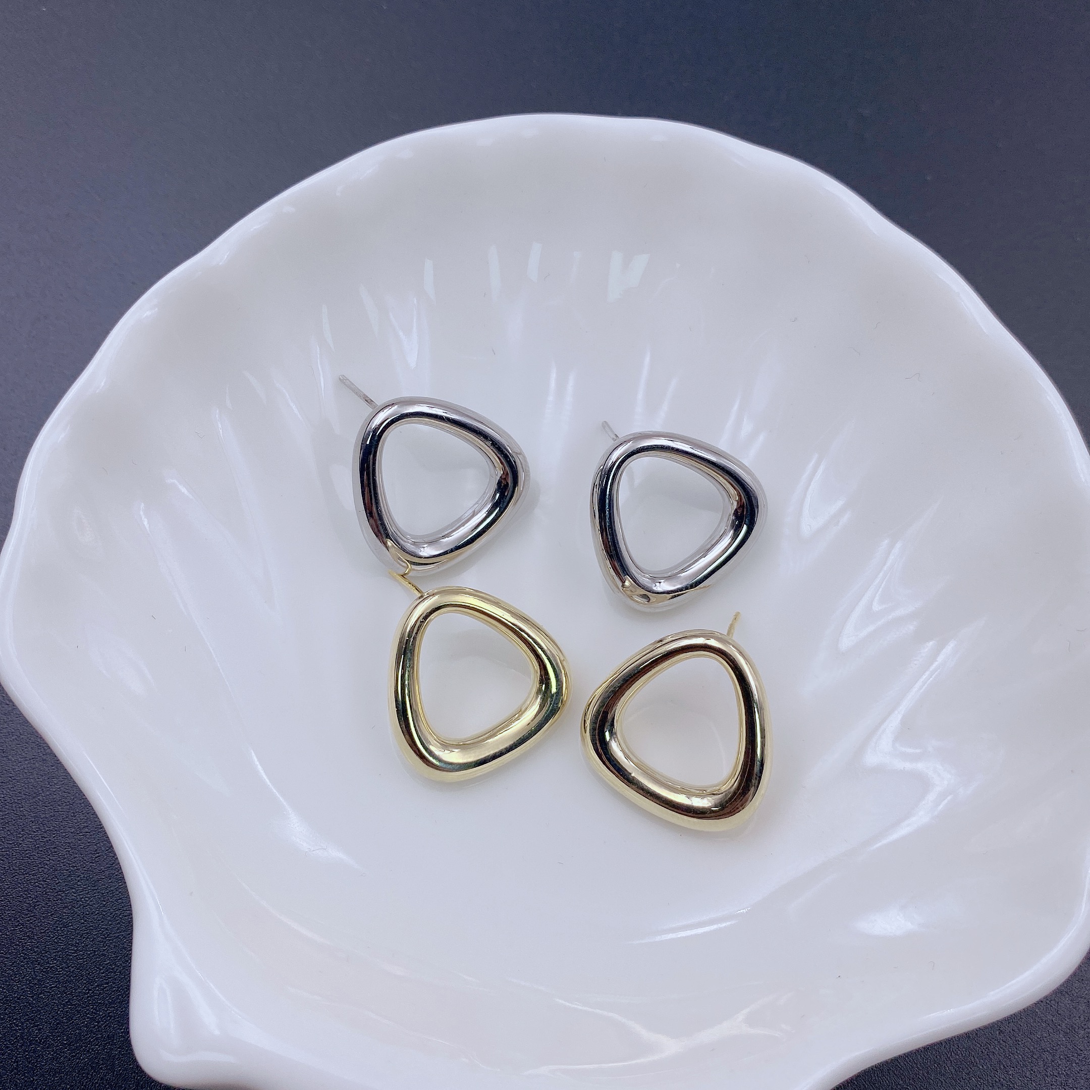 Xuhui brand exquisite and light luxury copper-plated real gold 925 silver needle design fashionable stud earrings and earrings full figure