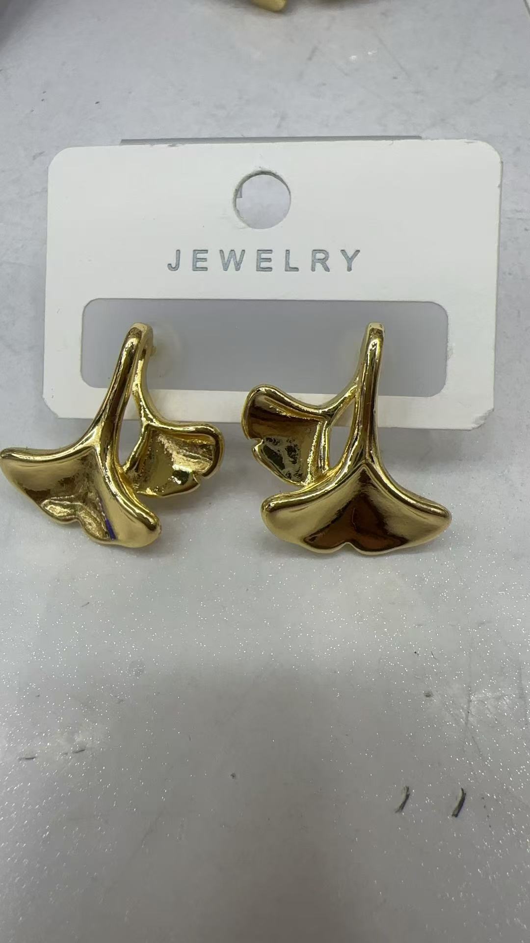 欧美跨境扇形银杏叶子耳钉复古小众高级感时髦耳环白底实物图