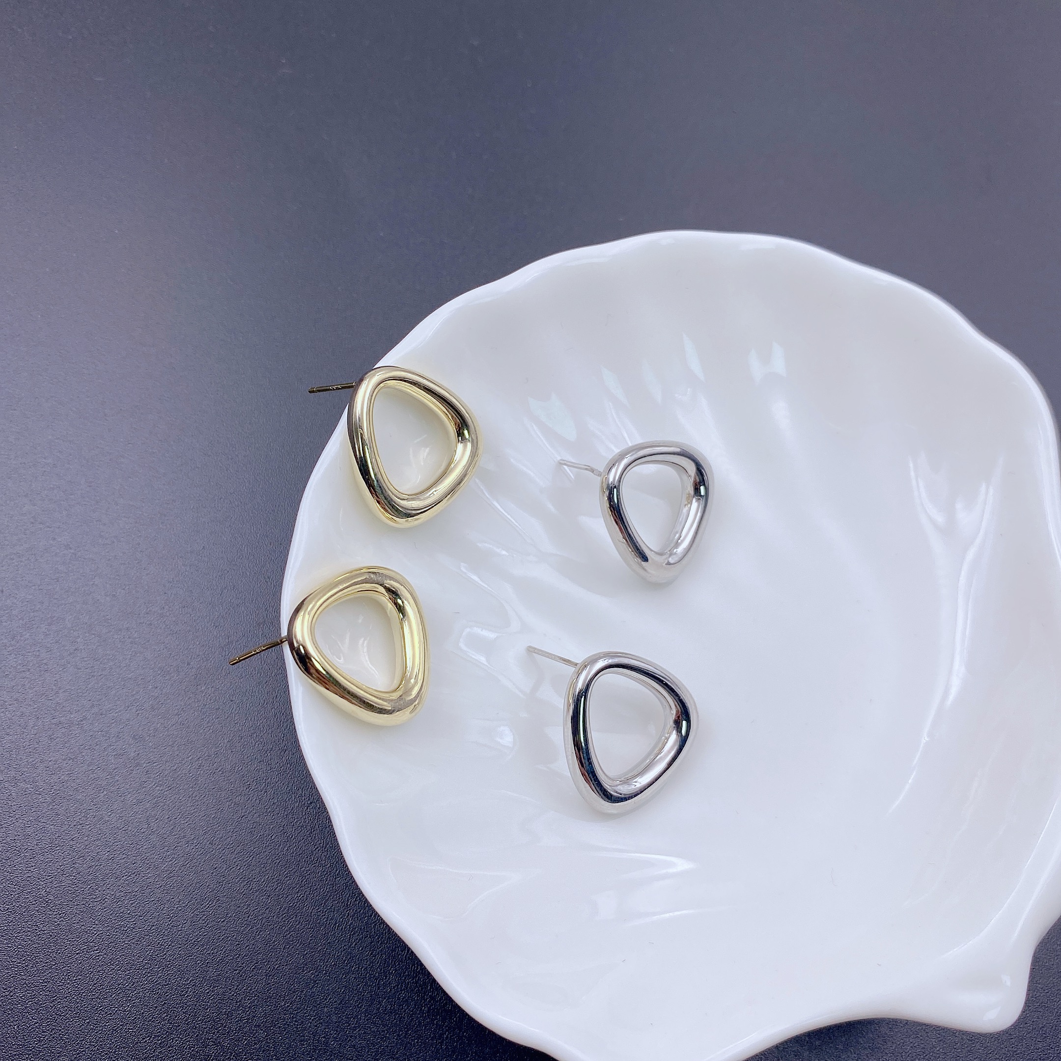 Xuhui brand exquisite and light luxury copper-plated real gold 925 silver needle design fashionable stud earrings and earrings Specification drawing