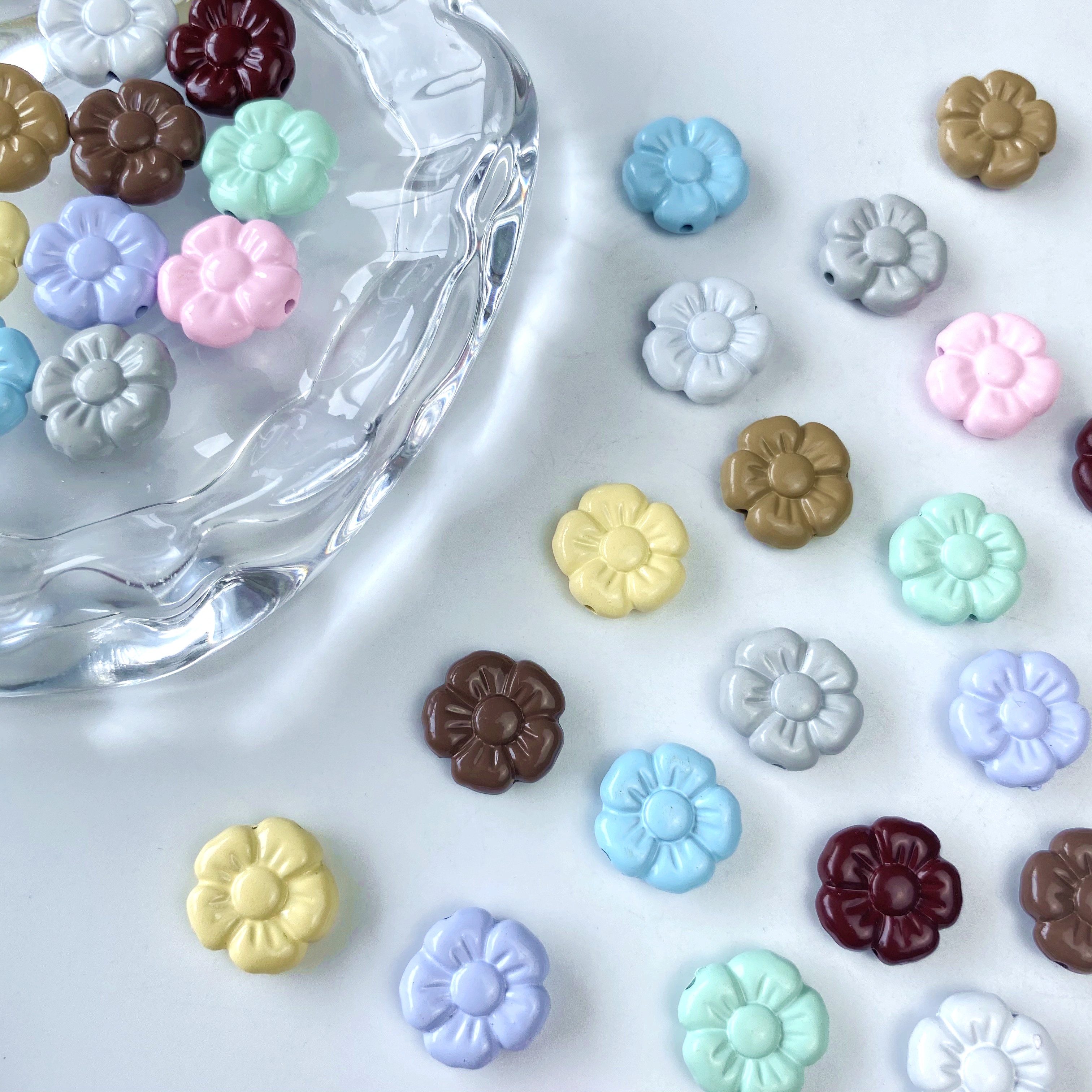 Alloy chubby small flower straight hole creative diy/ Raw materials for making bracelet pendants, keychains, car pendants, accessories and ornaments Application Scenario