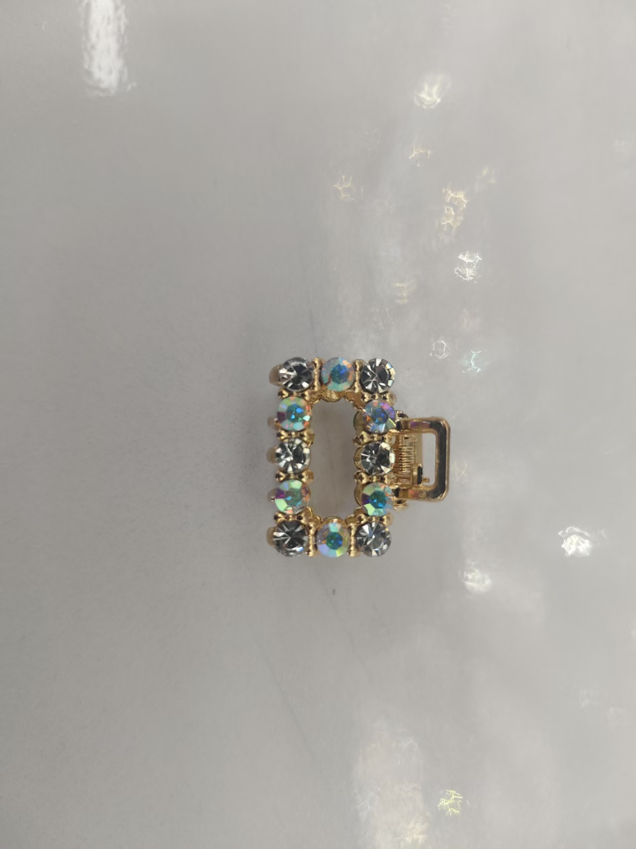 Acrylic children's hair accessory gripper, fashionable and cute hair clip, multi-functional portable styling accessory Application Scenario