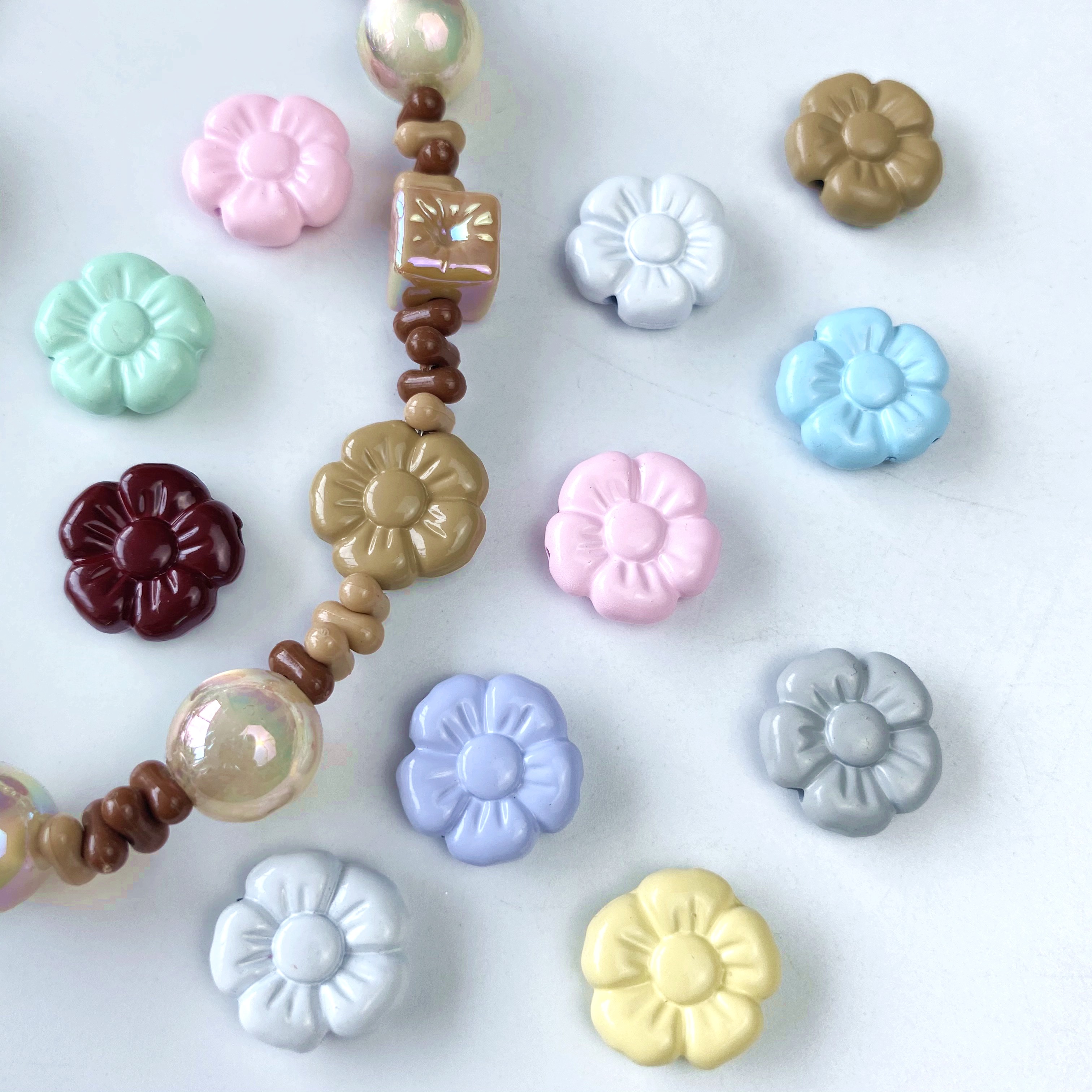 Alloy chubby small flower straight hole creative diy/ Raw materials for making bracelet pendants, keychains, car pendants, accessories and ornaments Item Picture