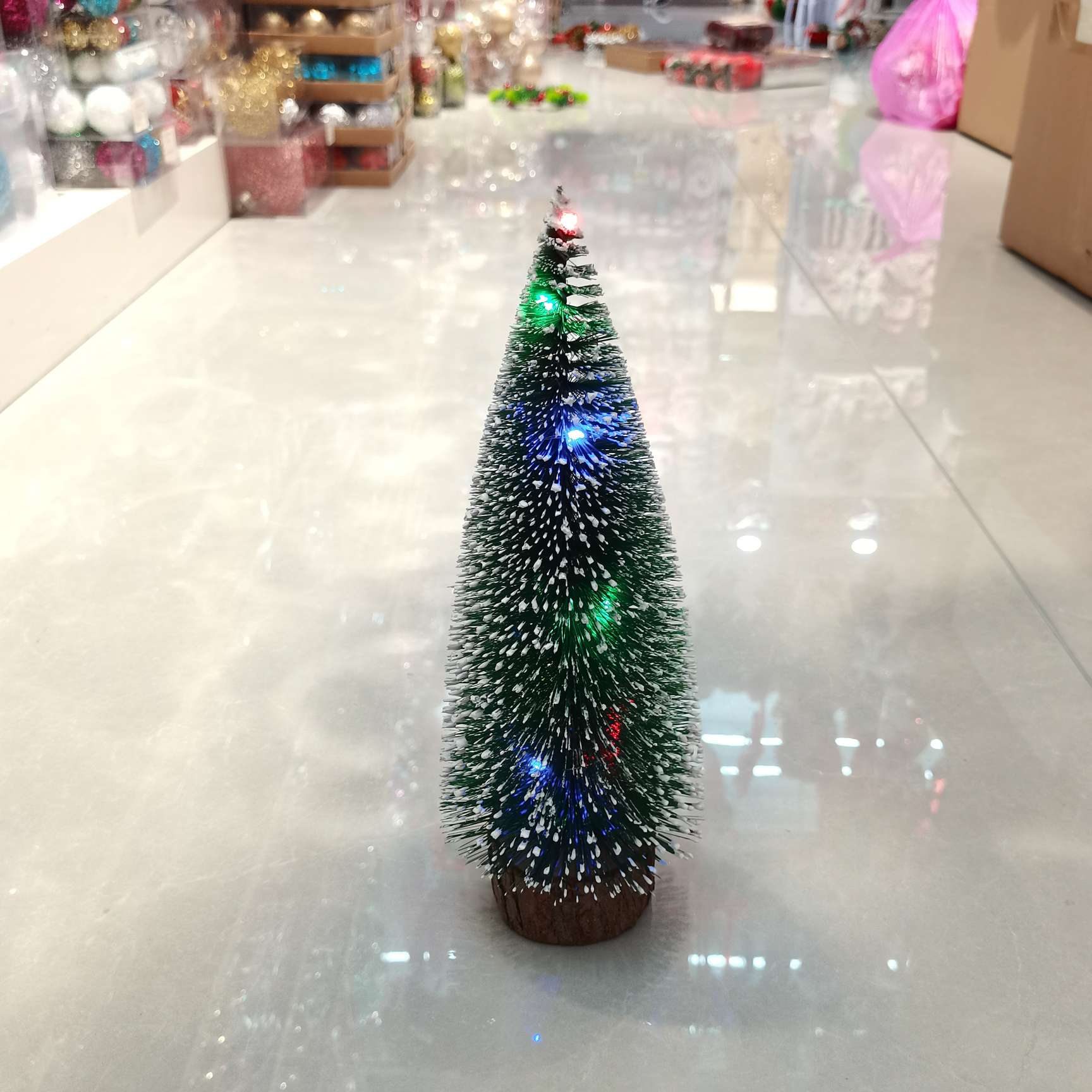 迷你圣诞树小号带灯圣诞树彩灯暖灯圣诞节用品圣诞节摆件圣诞树塑料木头圣诞装饰品圣诞圣诞藤条细节图