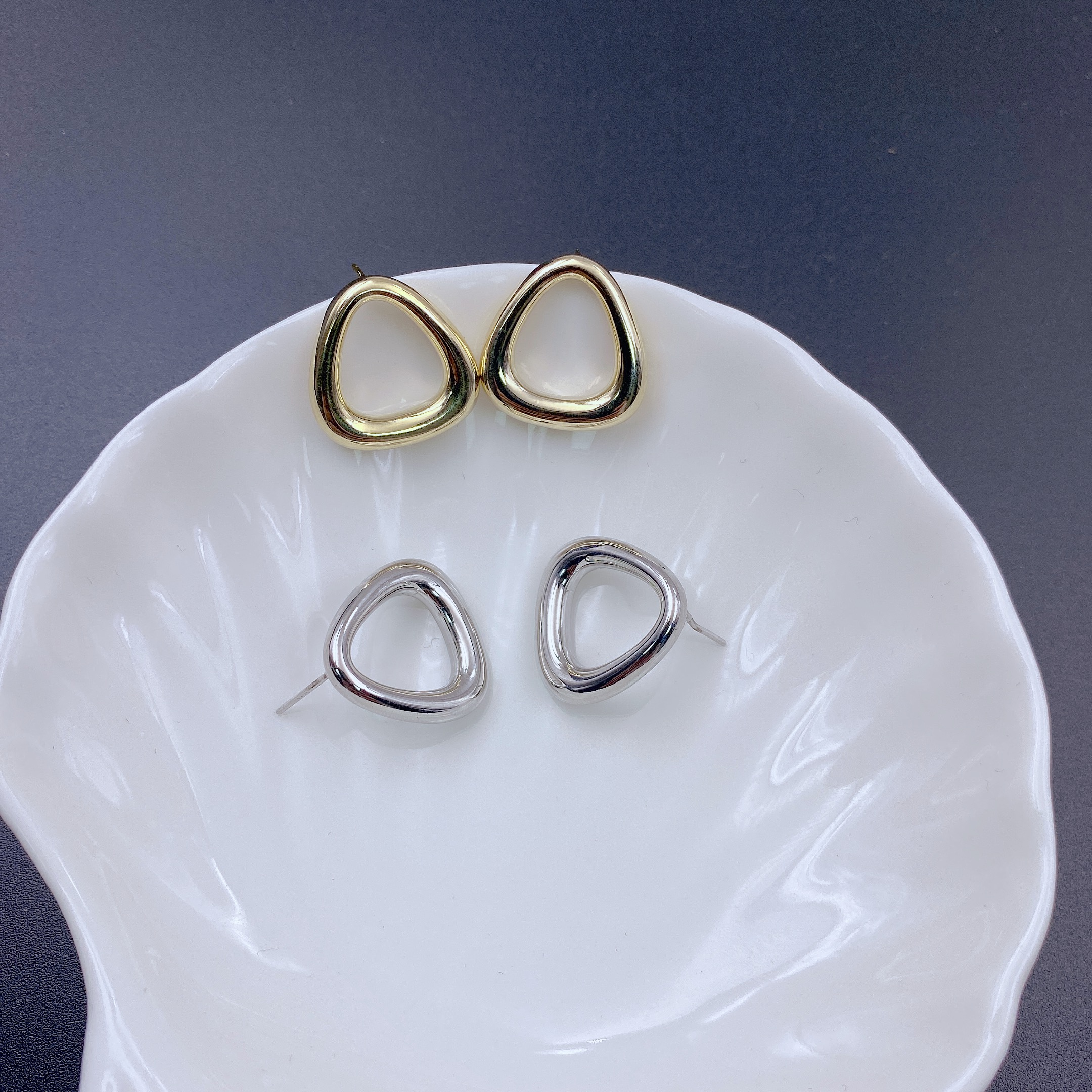 Xuhui brand exquisite and light luxury copper-plated real gold 925 silver needle design fashionable stud earrings and earrings details Picture