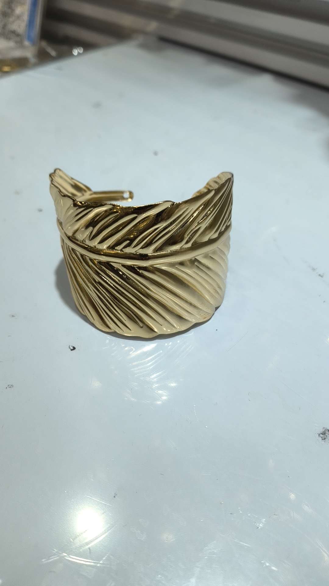 A fashionable and versatile sandgold bracelet with a unique and simple style