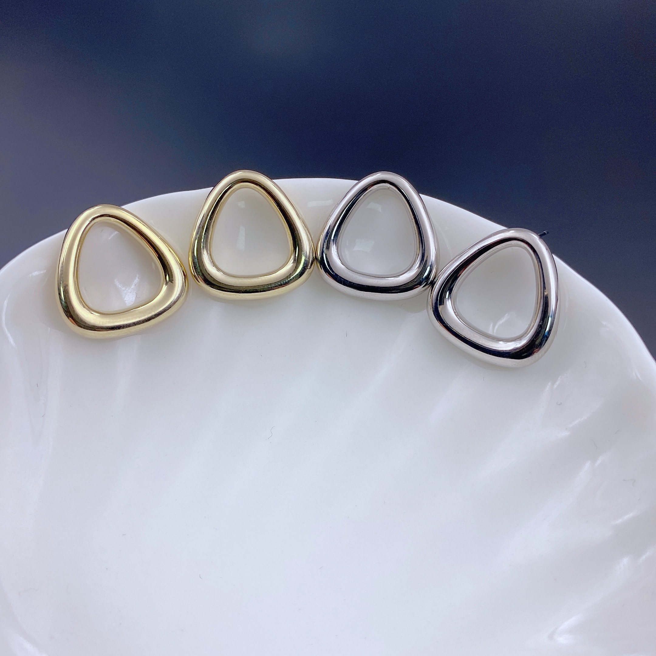 Xuhui brand exquisite and light luxury copper-plated real gold 925 silver needle design fashionable stud earrings and earrings Application Scenario