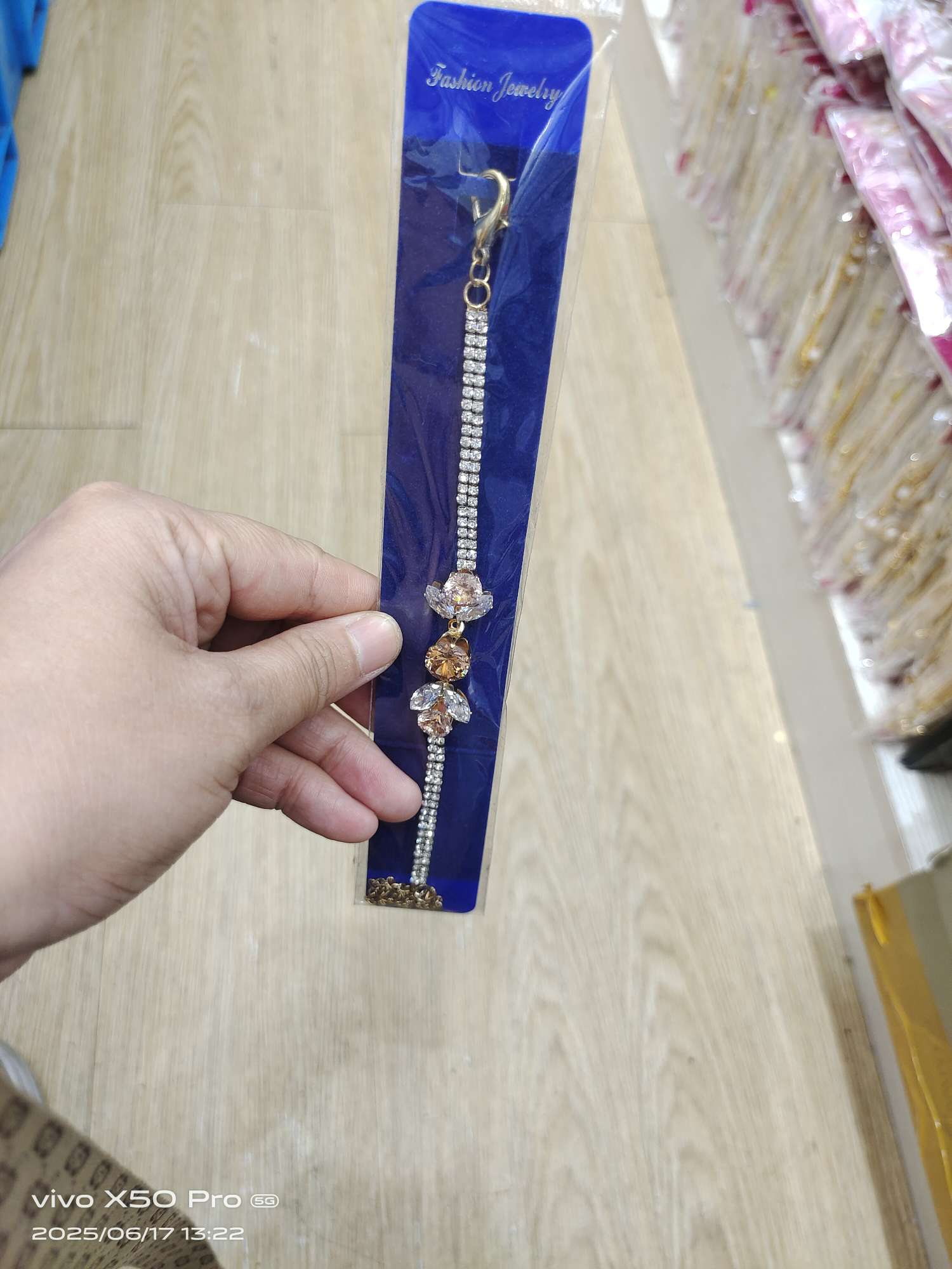 ln2 crystal bracelet, a fashionable jewelry accessory, is simple and versatile. It's a trendy crystal bracelet that adds a touch of charm to your wrist Specification image