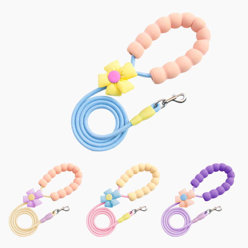 ol Flower doll dog leash, cloud bubble foam dopamine color-blocking dog leash for dog outings Application Scenario