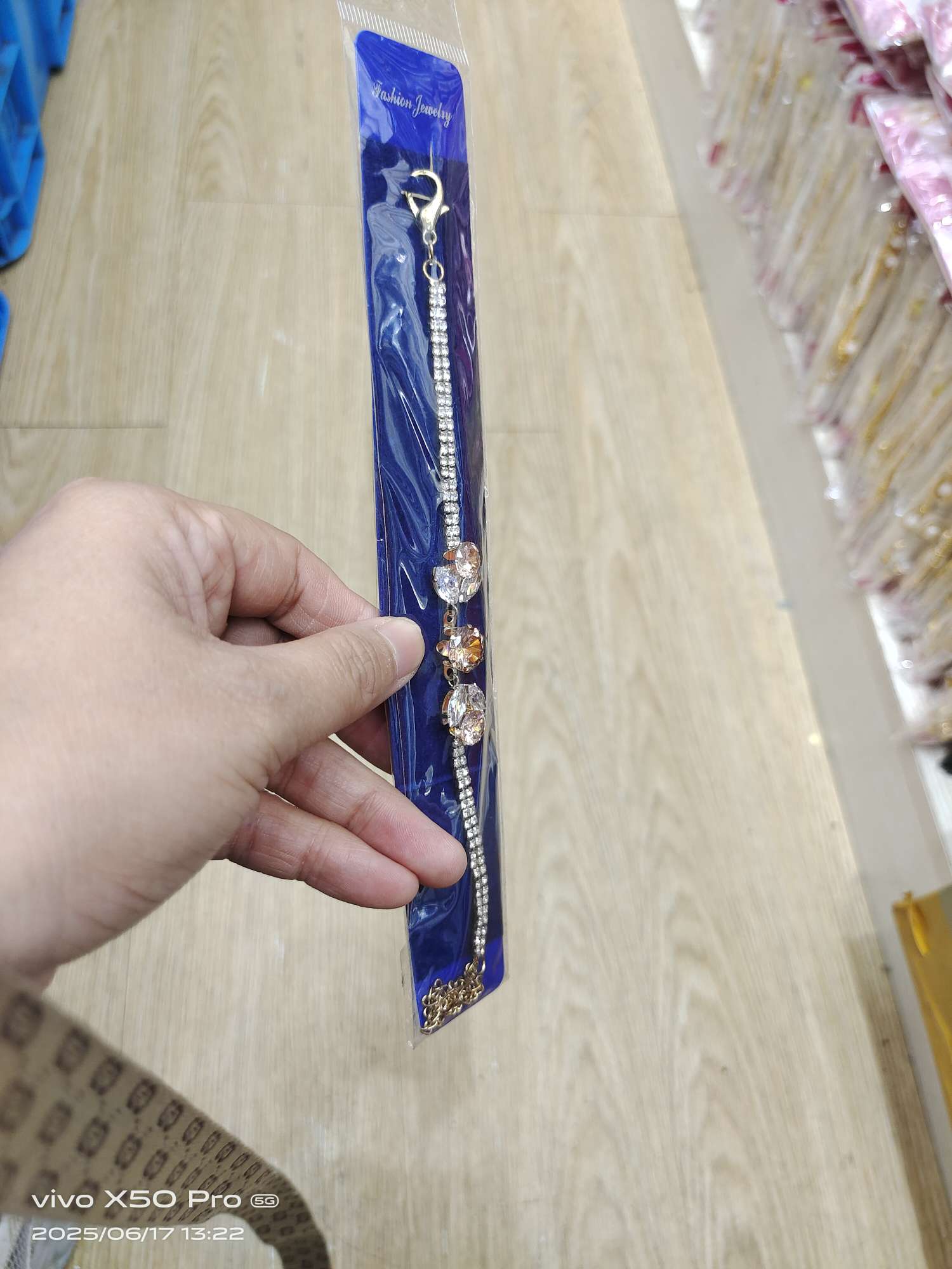 ln2 crystal bracelet, a fashionable jewelry accessory, is simple and versatile. It's a trendy crystal bracelet that adds a touch of charm to your wrist detail image 5