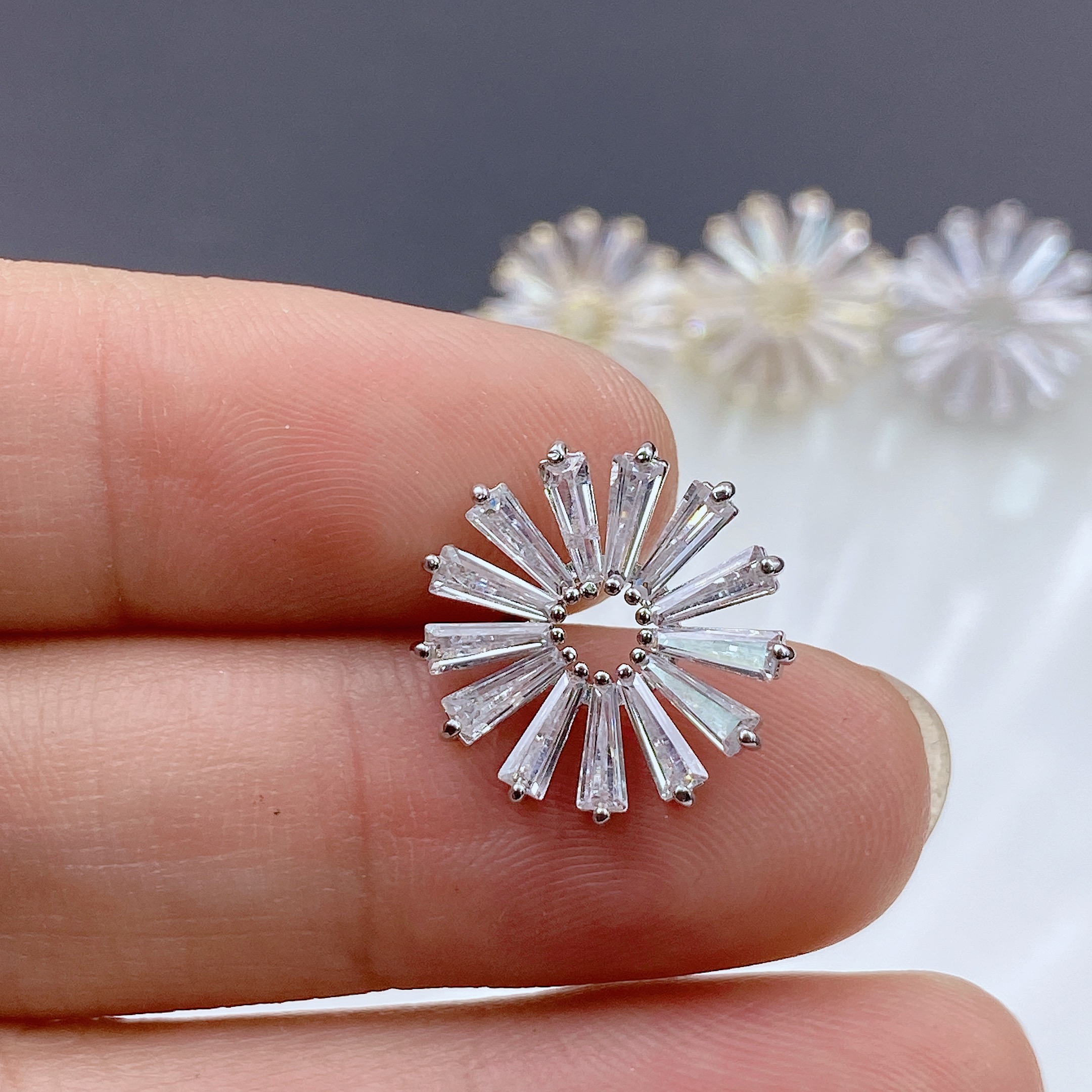 Xuhui brand exquisite and light luxury copper plated with real gold and zircon 925 silver needle snowflake fashionable and elegant stud earrings full figure