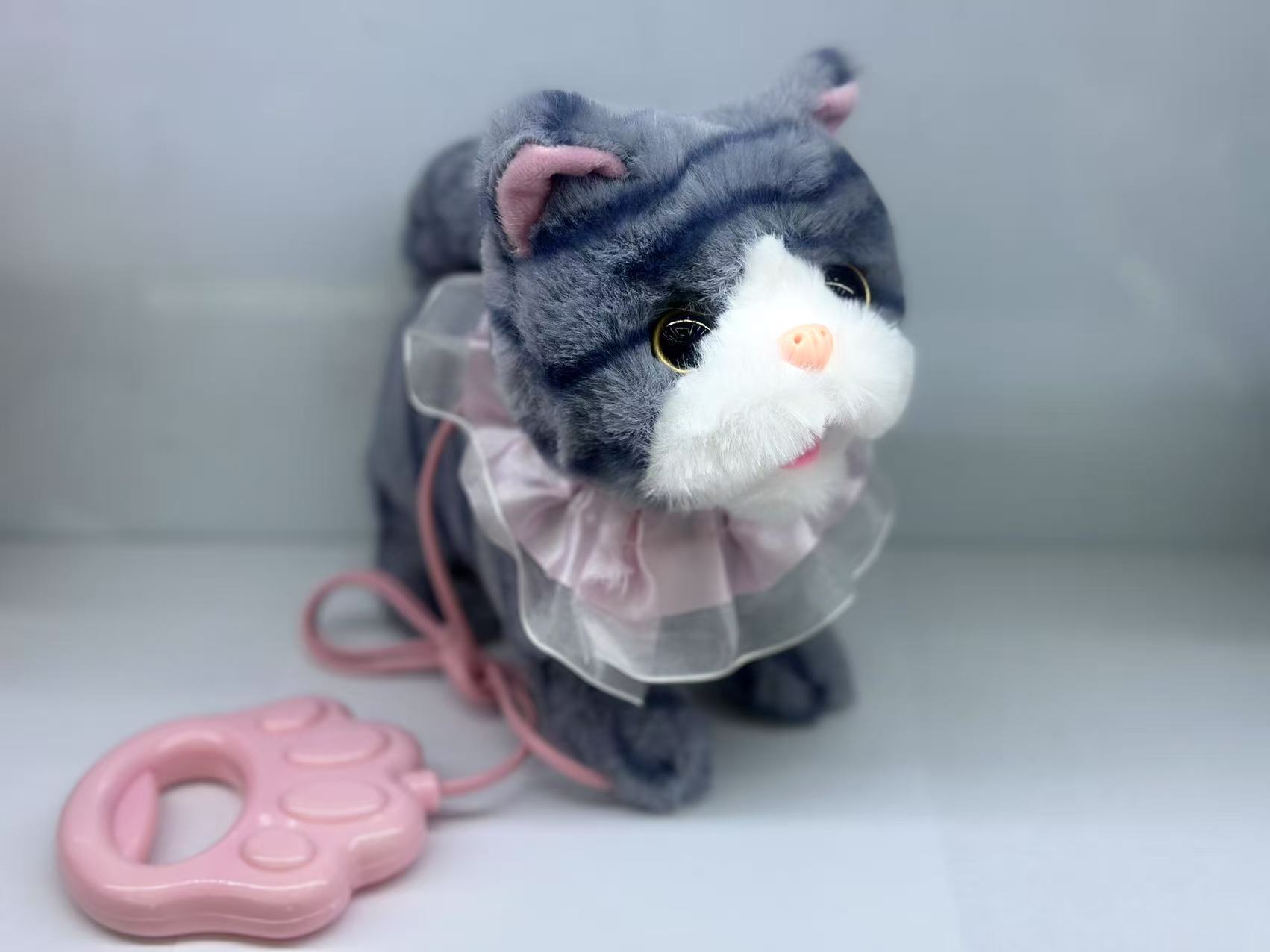 电动毛绒儿童新款电动猫玩具会走路带叫声，会唱歌，会学说话地摊热卖厂家直销白底实物图