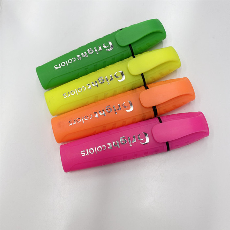 Wholesale of four sets of bright-colored highlighters, student journal marker pens, flat and slanted marker pens Application Scenario