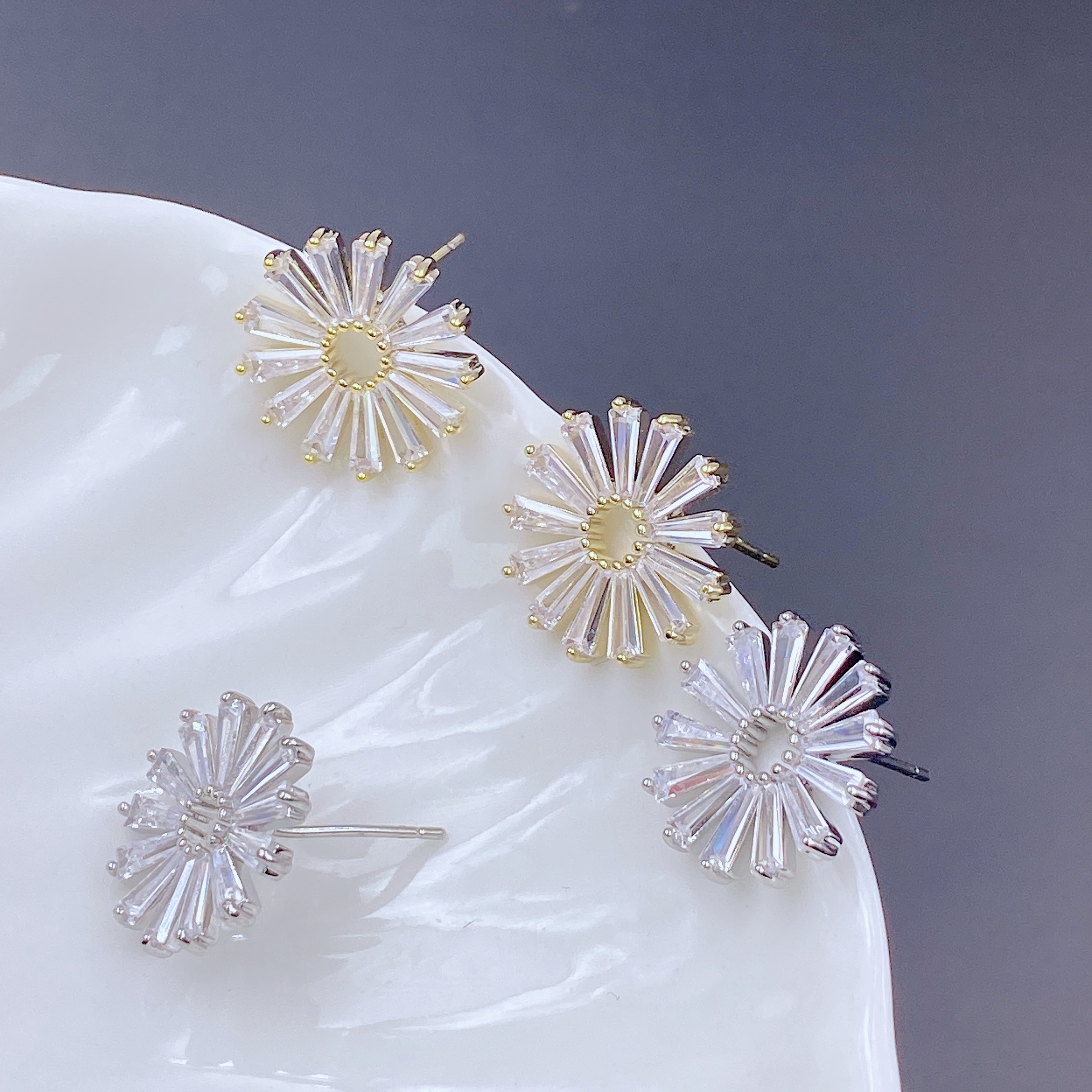 Xuhui brand exquisite and light luxury copper plated with real gold and zircon 925 silver needle snowflake fashionable and elegant stud earrings Specification drawing