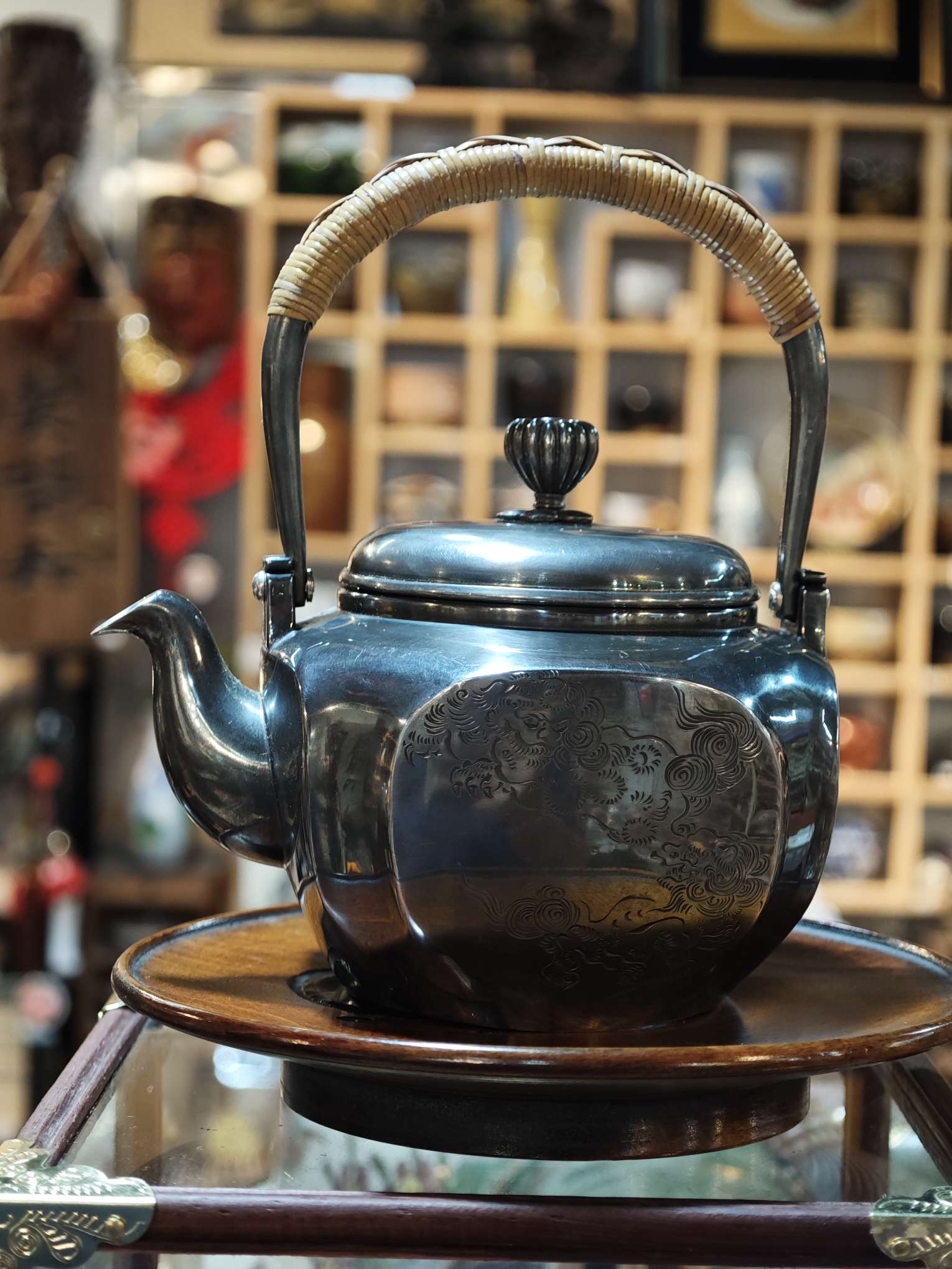 Silver kettles, water kettles and handle kettles made by the renowned Japanese artist Ikuma Specification image