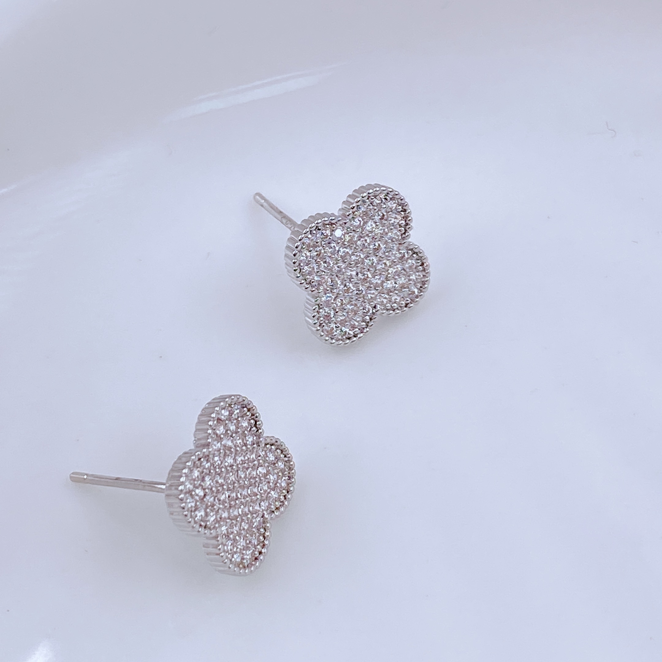 Xuhui brand exquisite and light luxury copper plated with real gold and zircon inlaid 925 silver needle four-leaf clover stud earrings details Picture