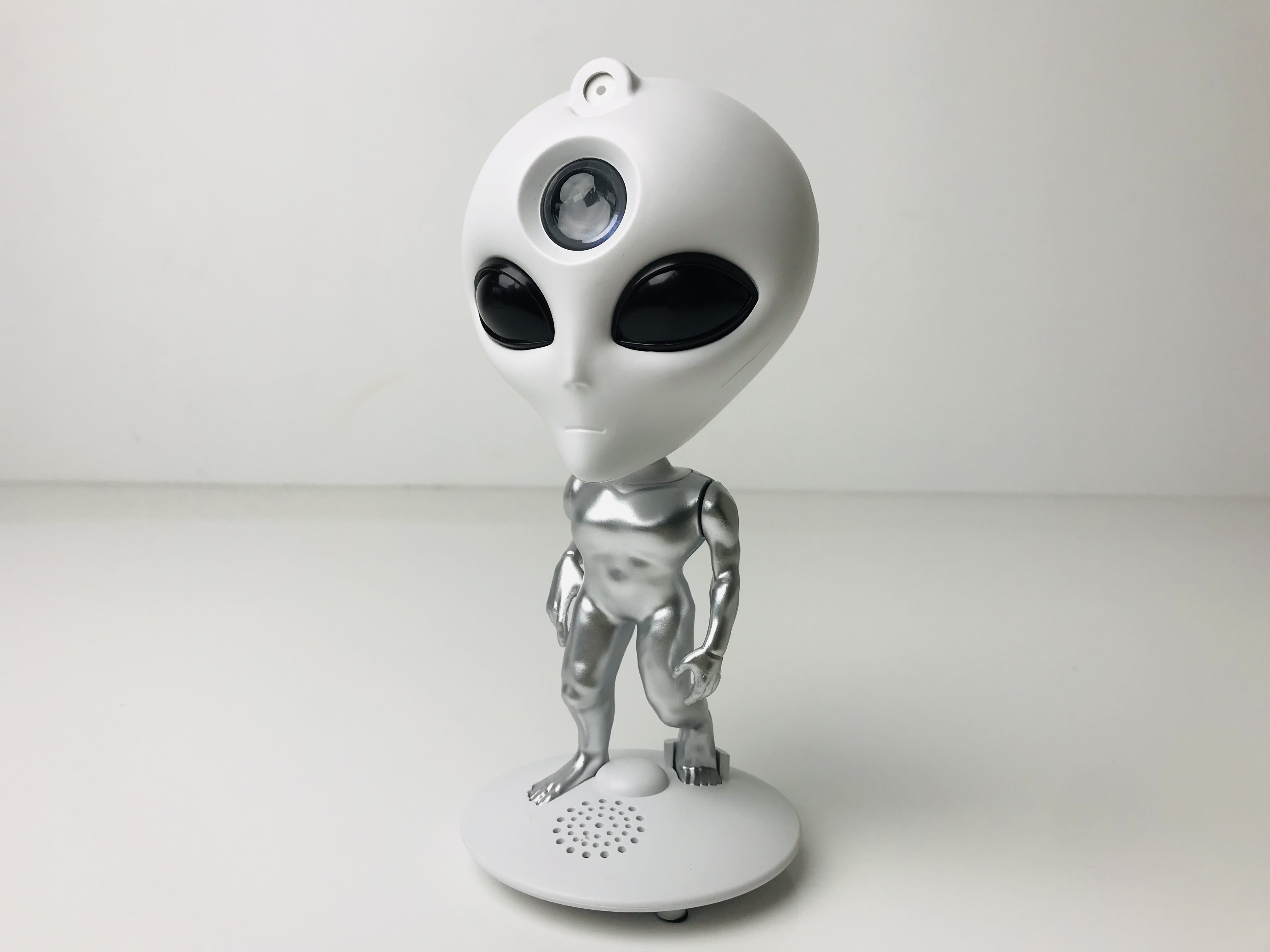 Cross-border new alien starry sky projection light, creative astronaut smart Bluetooth speaker with recording and playback function, starry sky light with white noise, children's gift, birthday car ornament, decorative atmosphere, laser night light projector Application Scenario